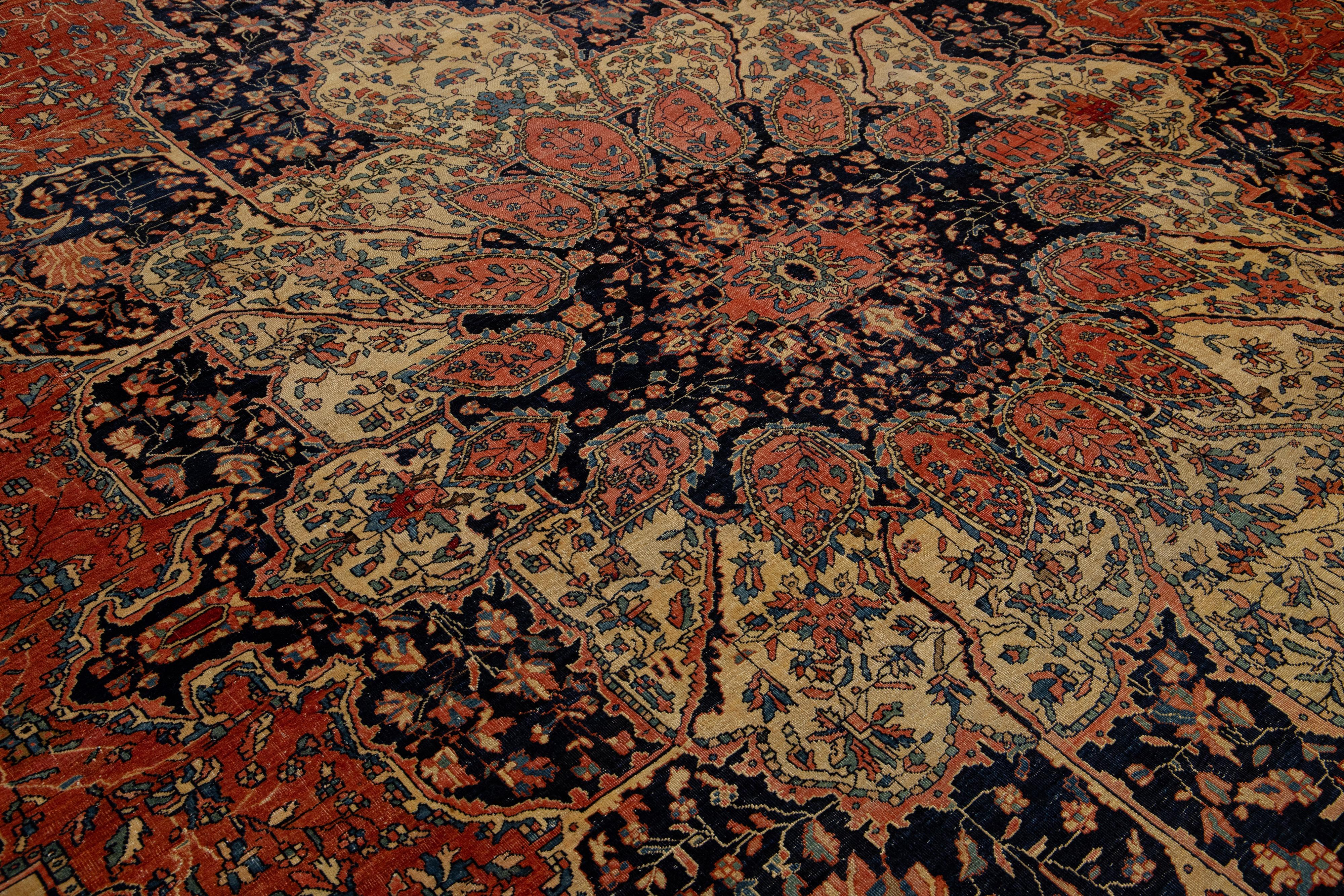 Tapis persan ancien Farahan surdimensionné en laine rouge avec un motif de médaillon en vente 2
