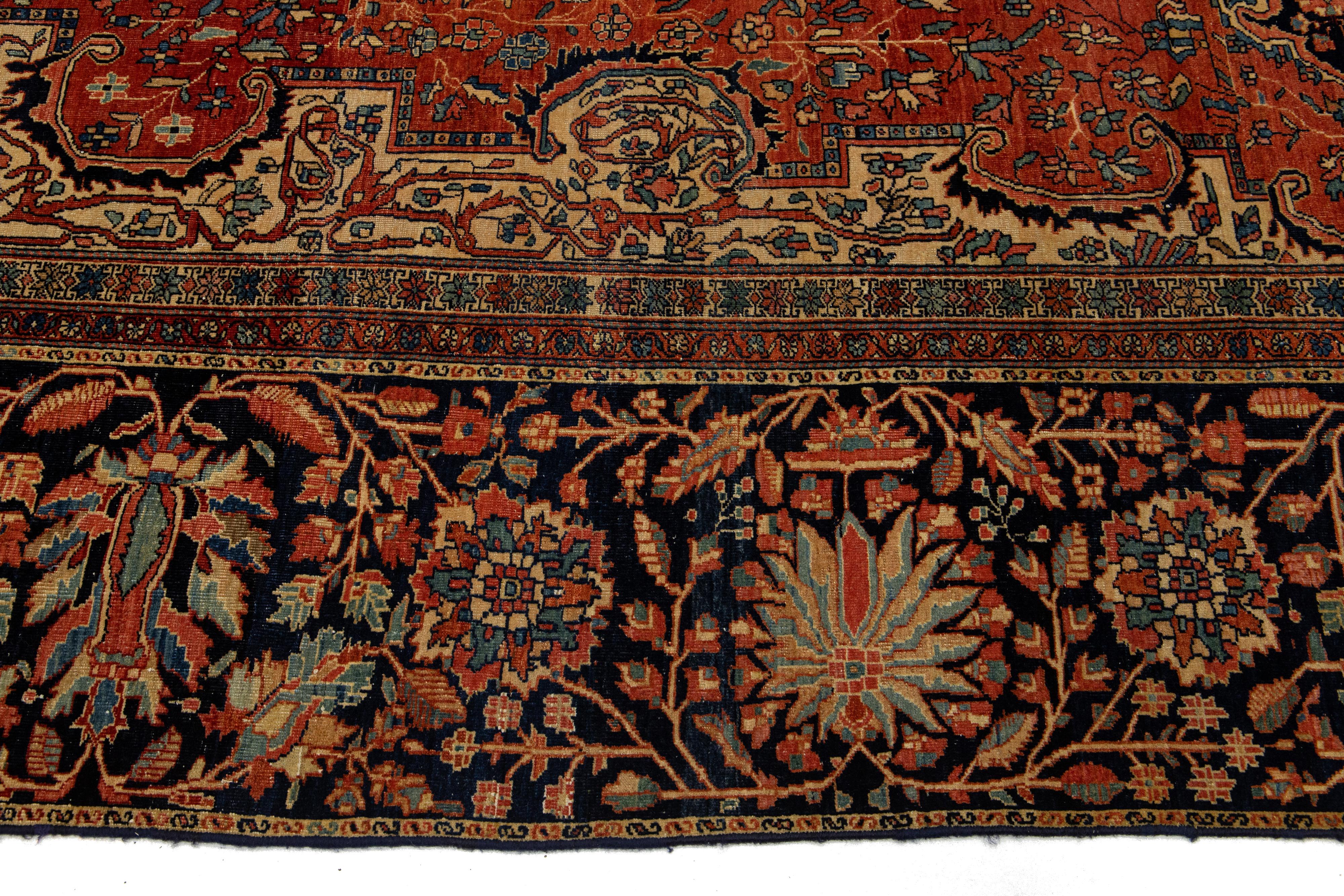 Tapis persan ancien Farahan surdimensionné en laine rouge avec un motif de médaillon en vente 3
