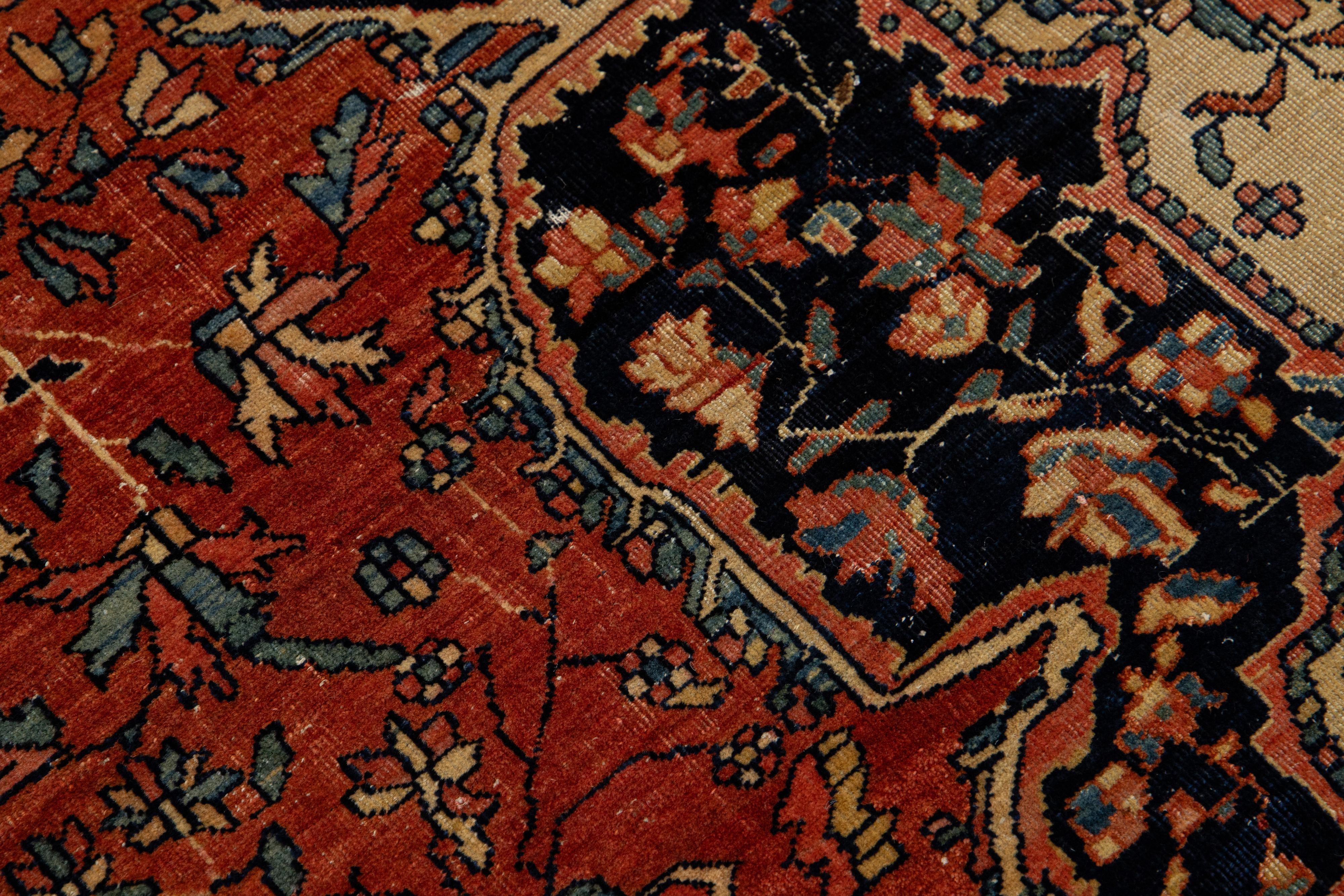 Tapis persan ancien Farahan surdimensionné en laine rouge avec un motif de médaillon en vente 4