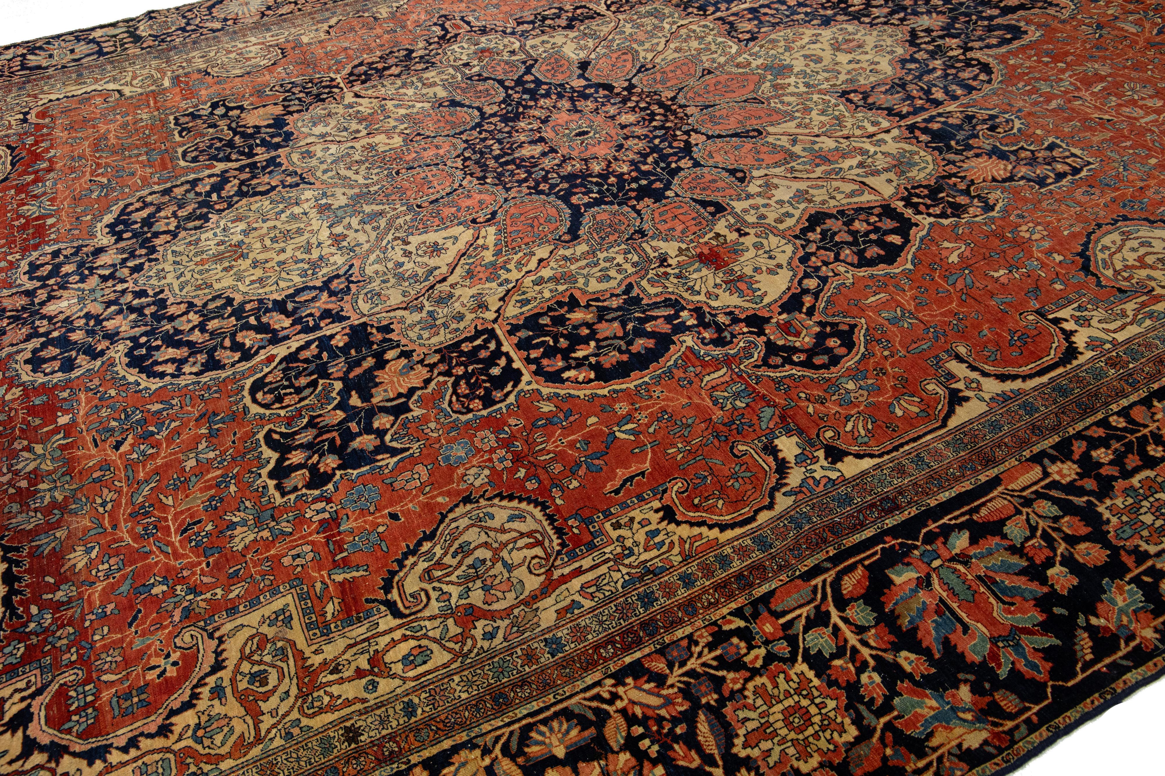 Perse Tapis persan ancien Farahan surdimensionné en laine rouge avec un motif de médaillon en vente