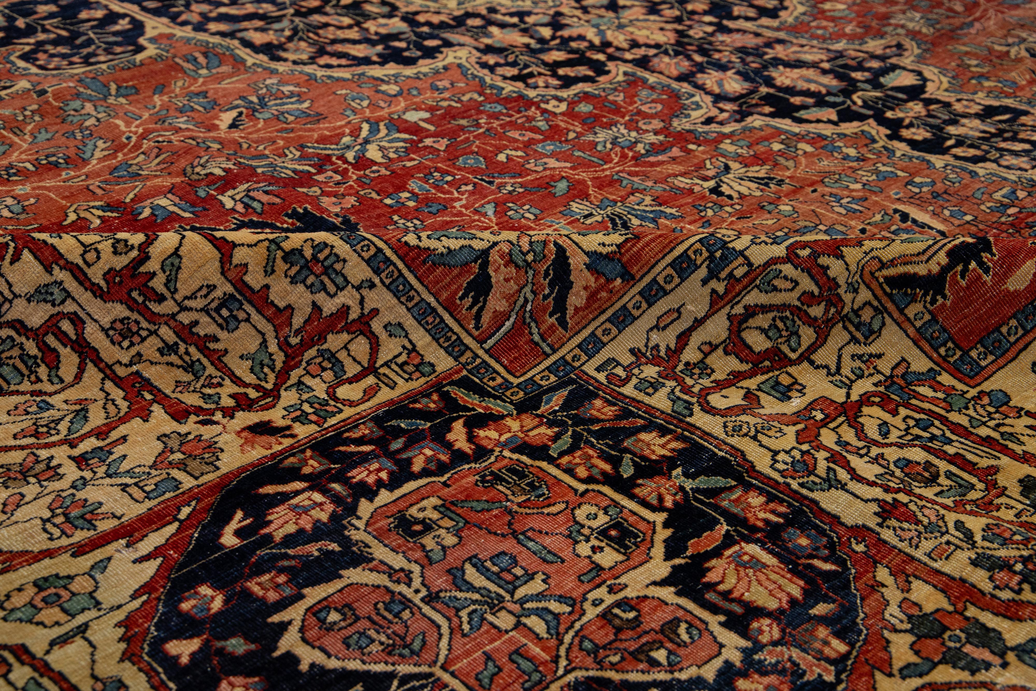 Noué à la main Tapis persan ancien Farahan surdimensionné en laine rouge avec un motif de médaillon en vente