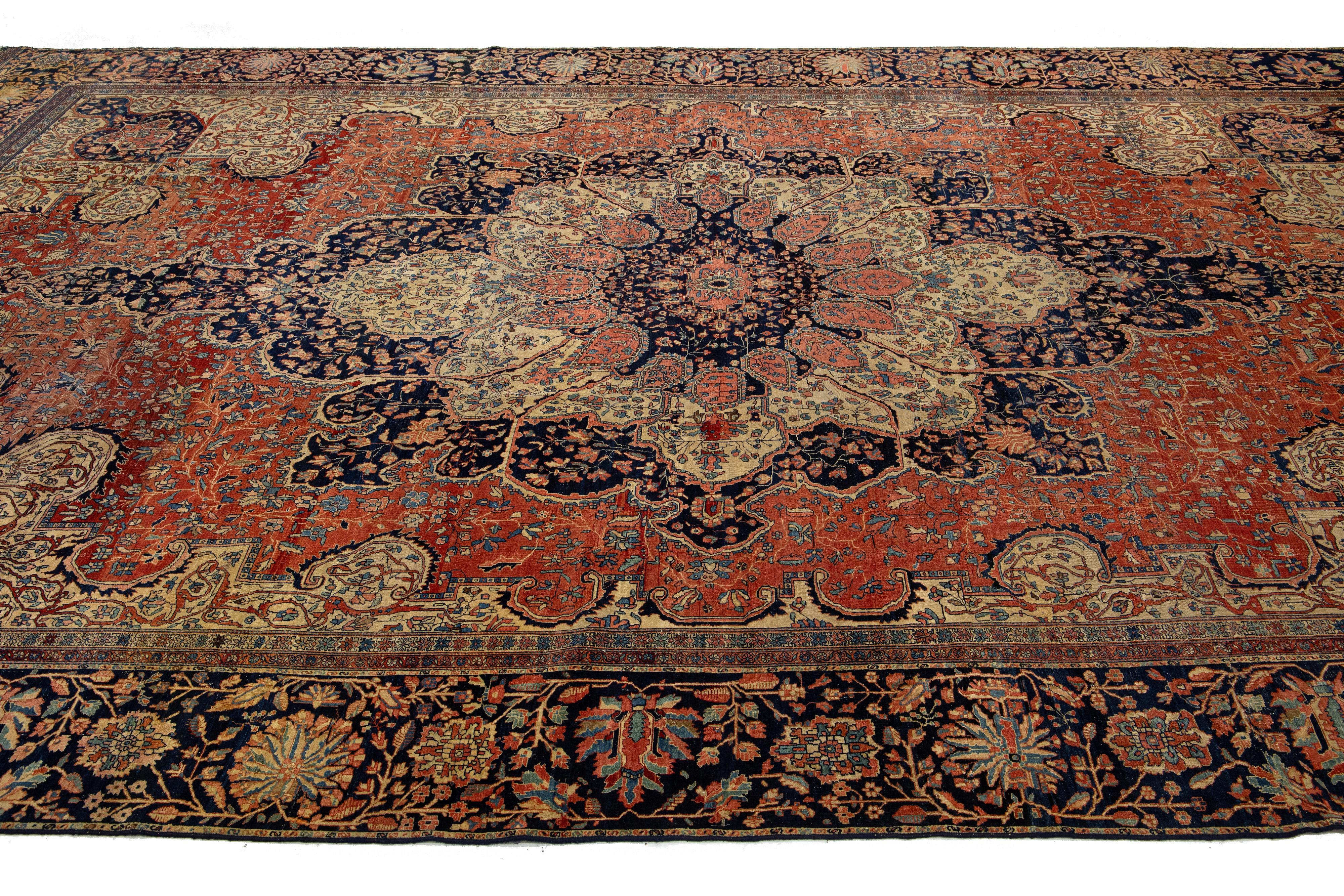 Tapis persan ancien Farahan surdimensionné en laine rouge avec un motif de médaillon Bon état - En vente à Norwalk, CT