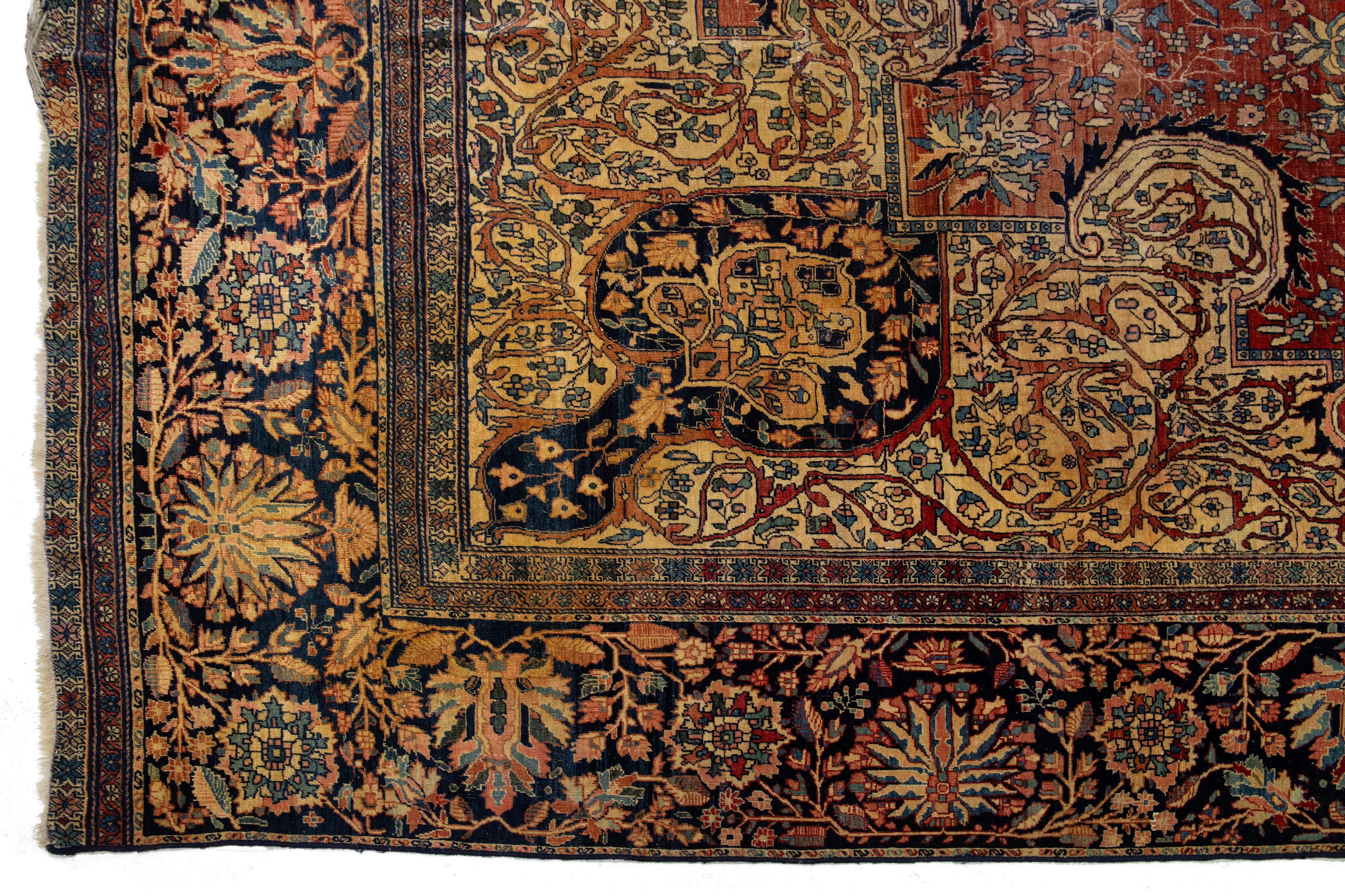 20ième siècle Tapis persan ancien Farahan surdimensionné en laine rouge avec un motif de médaillon en vente