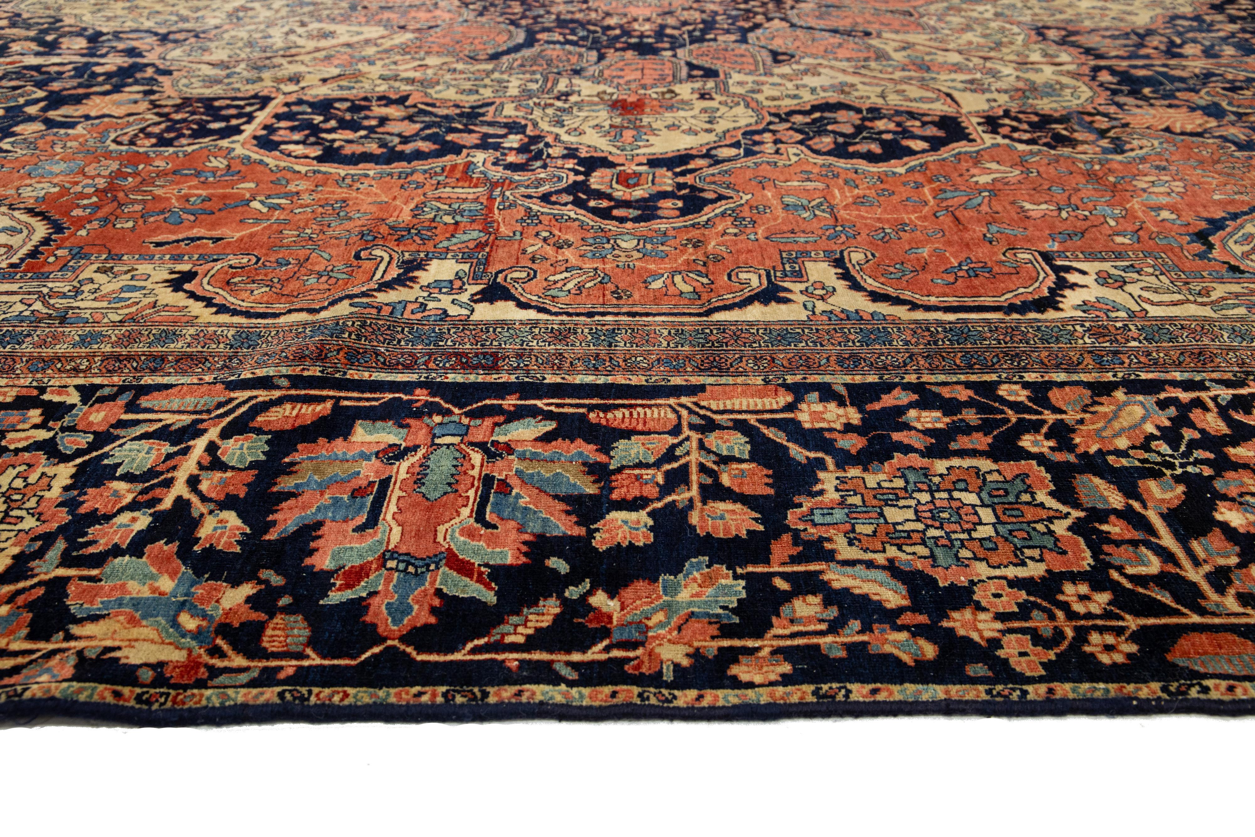 Laine Tapis persan ancien Farahan surdimensionné en laine rouge avec un motif de médaillon en vente