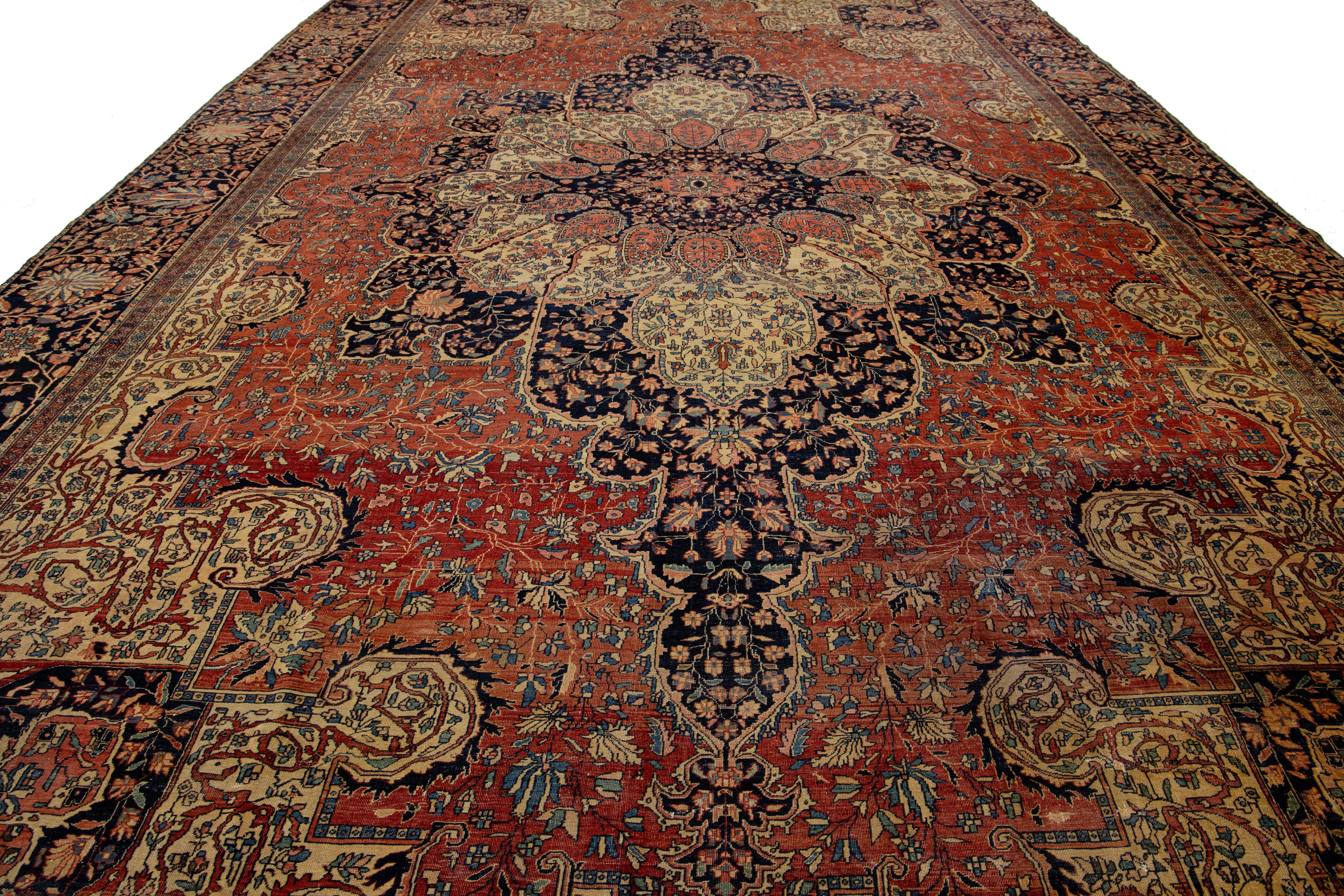 Tapis persan ancien Farahan surdimensionné en laine rouge avec un motif de médaillon en vente 1