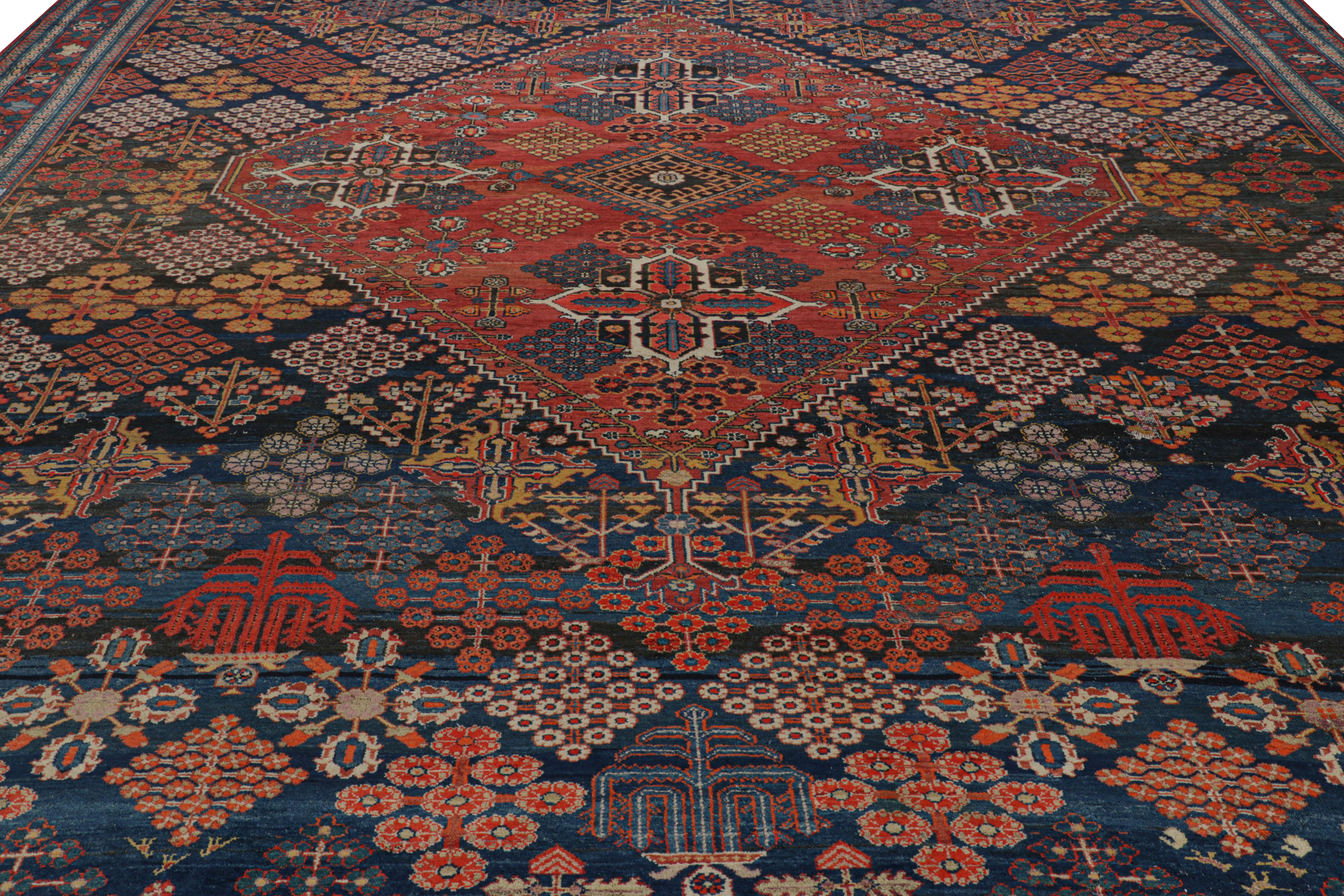 Noué à la main en laine vers 1890-1900, ce tapis antique persan Joshaghan 13x24 est une nouvelle pièce de collection rare et passionnante. Avec des motifs floraux disposés en losanges sur tout le champ et le médaillon, communément appelé le design