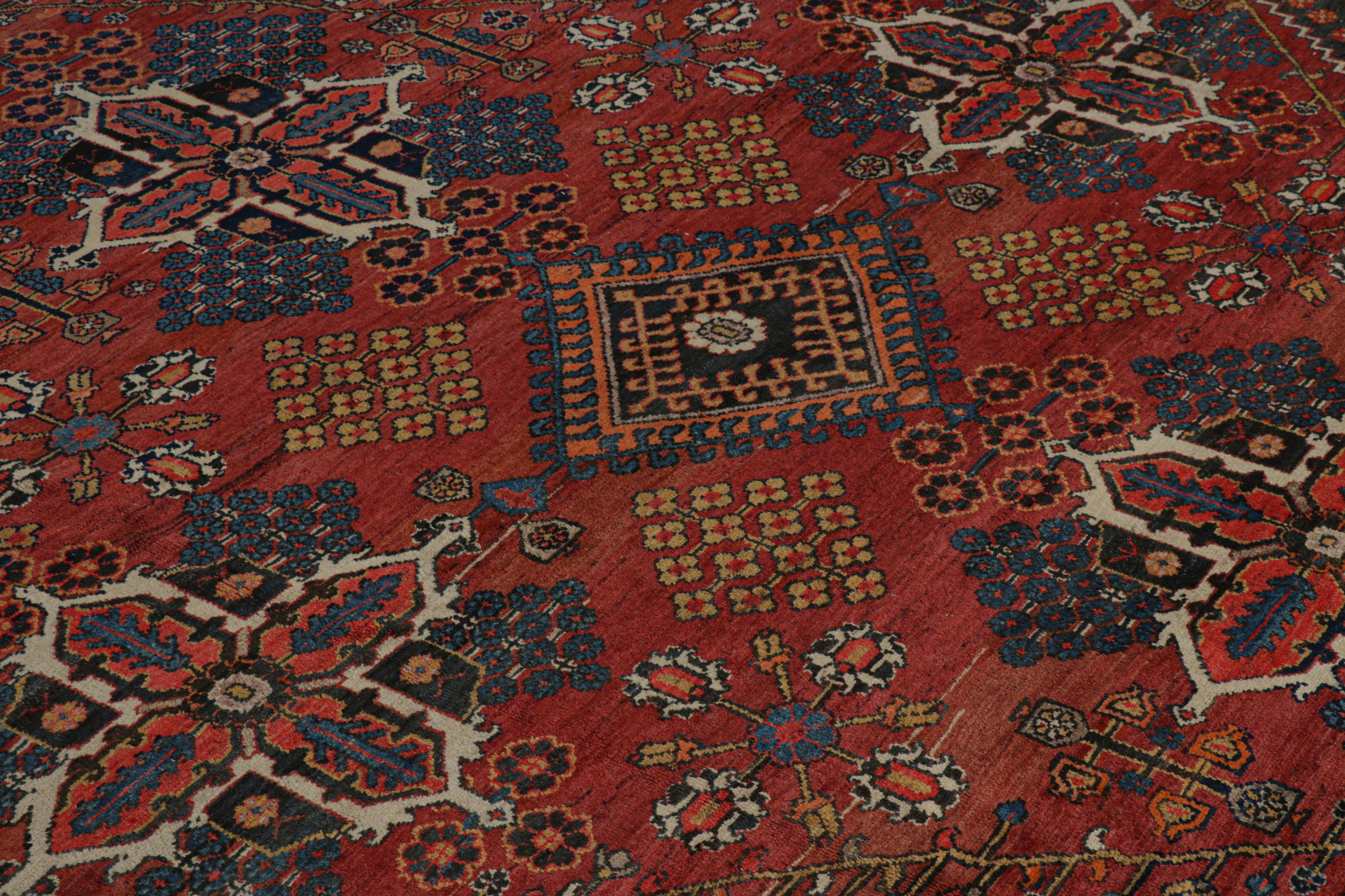 Perse Tapis persan Joshaghan ancien surdimensionné à fleurs avec médaillon en vente