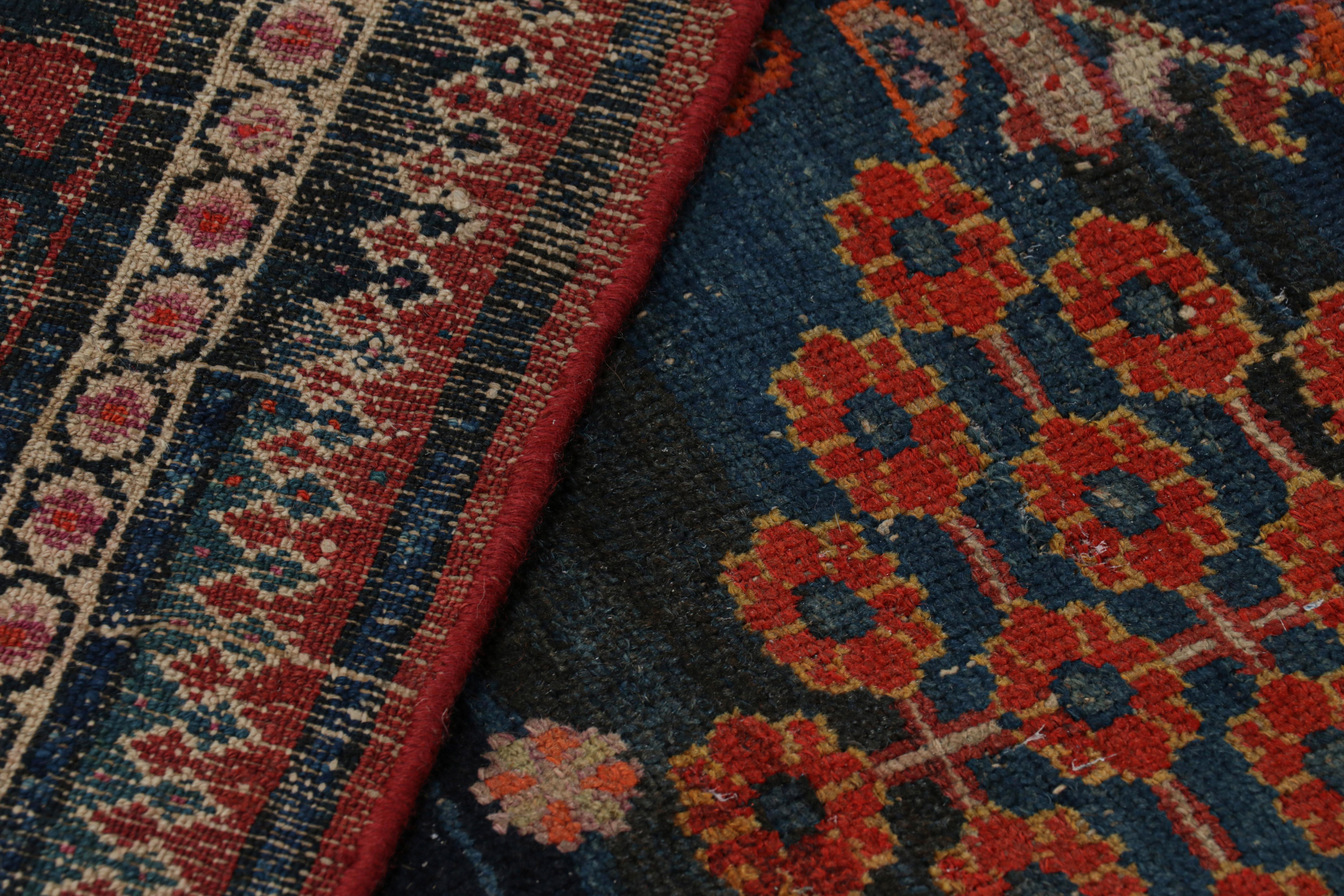 Noué à la main Tapis persan Joshaghan ancien surdimensionné à fleurs avec médaillon en vente