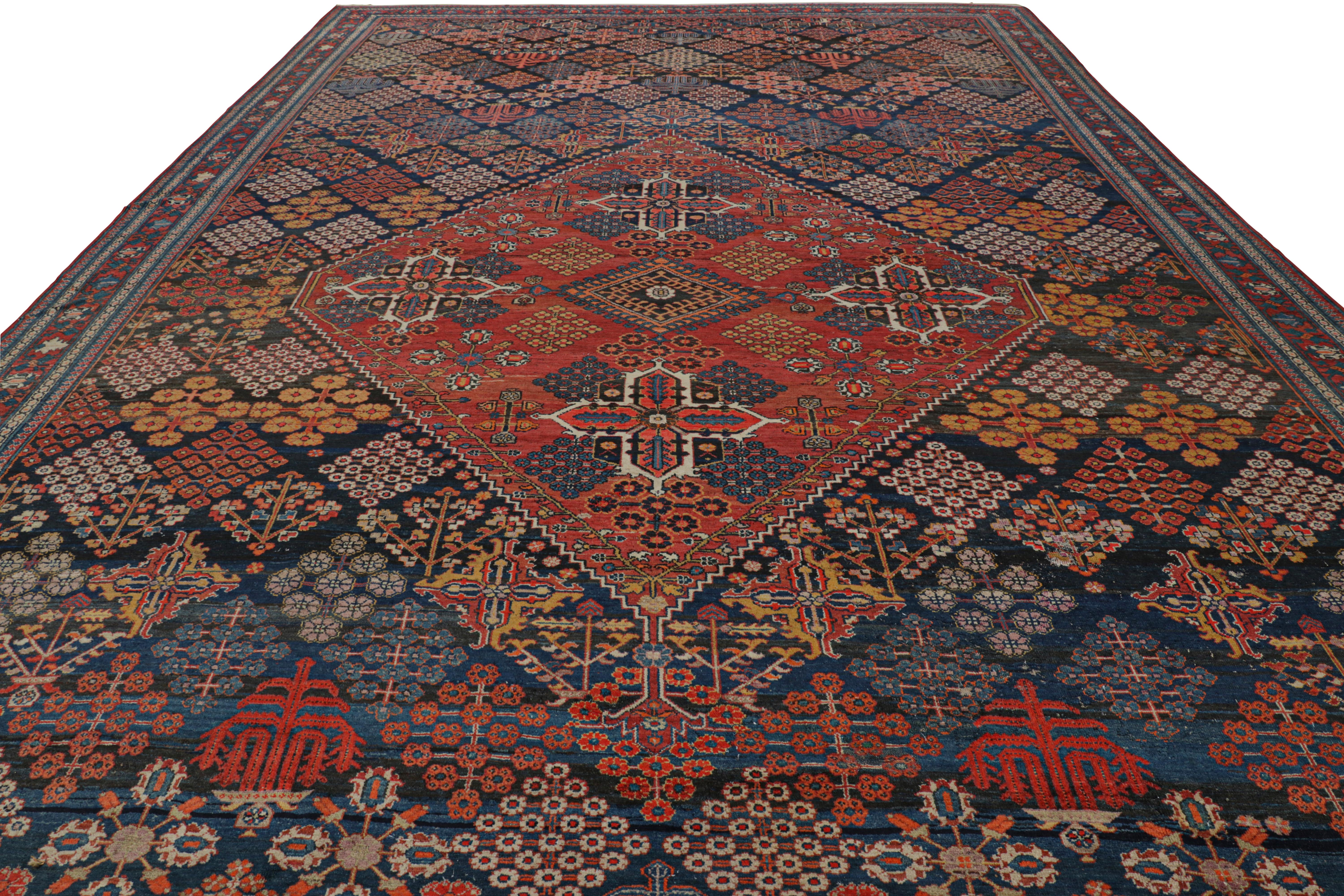 Tapis persan Joshaghan ancien surdimensionné à fleurs avec médaillon Bon état - En vente à Long Island City, NY