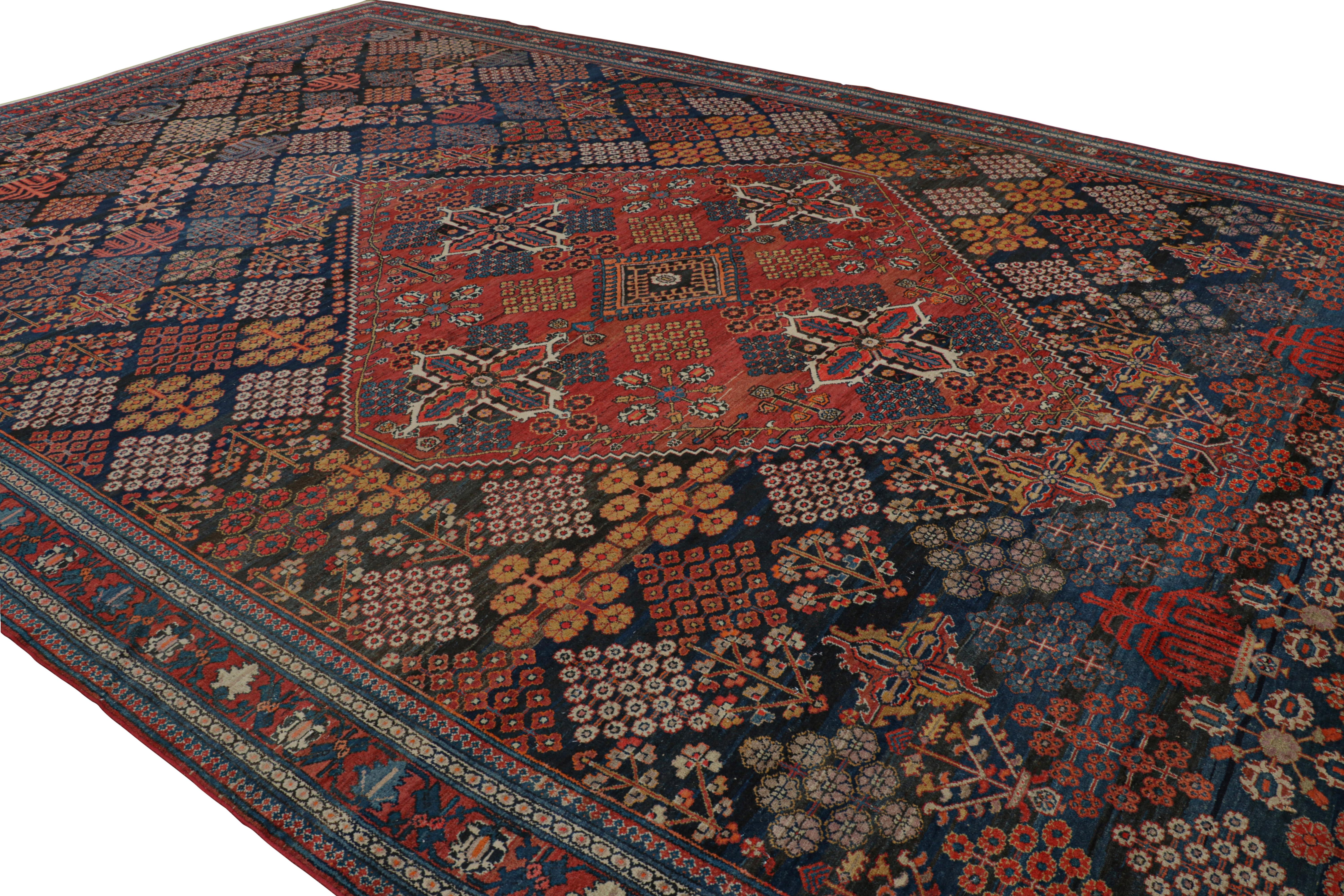 Laine Tapis persan Joshaghan ancien surdimensionné à fleurs avec médaillon en vente