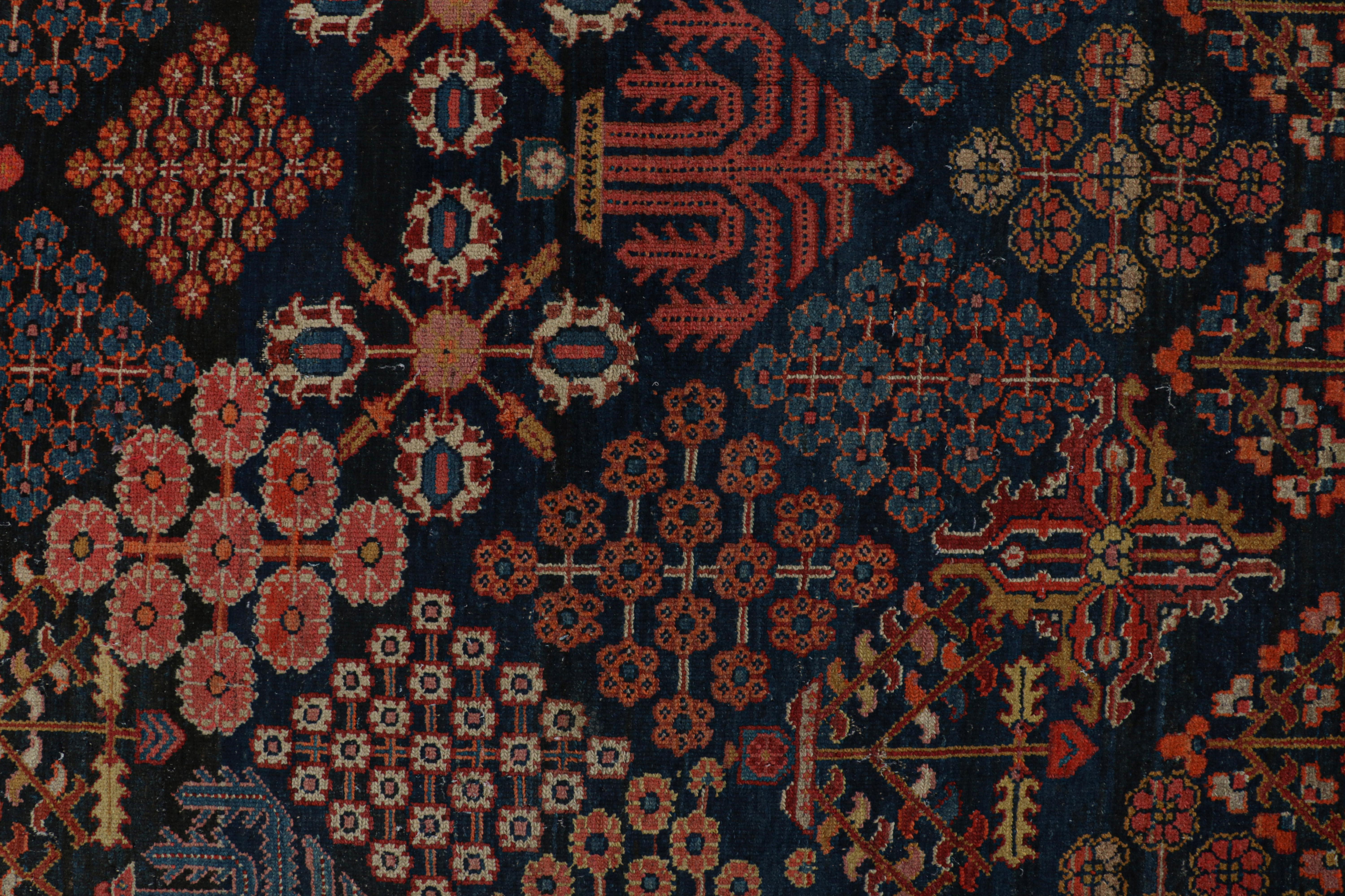 Tapis persan Joshaghan ancien surdimensionné à fleurs avec médaillon en vente 1