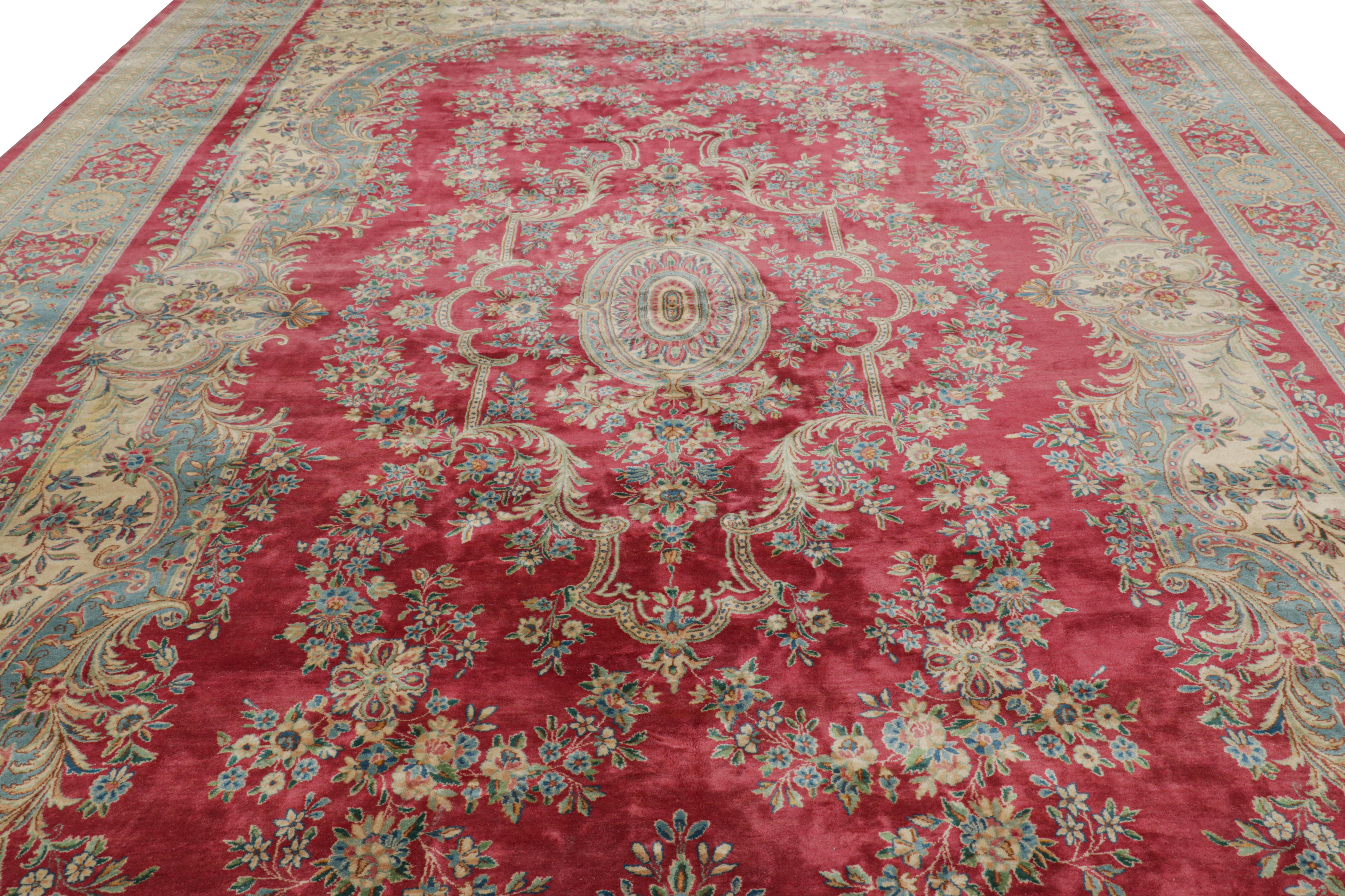 Tessuto a mano in lana, questo antico tappeto persiano Kerman 11x22, risalente al 1920-1930 circa, è un capolavoro di una delle tradizioni di tessitura più ricercate tra i tappeti urbani persiani. 

Sul design: 

Gli intenditori più attenti