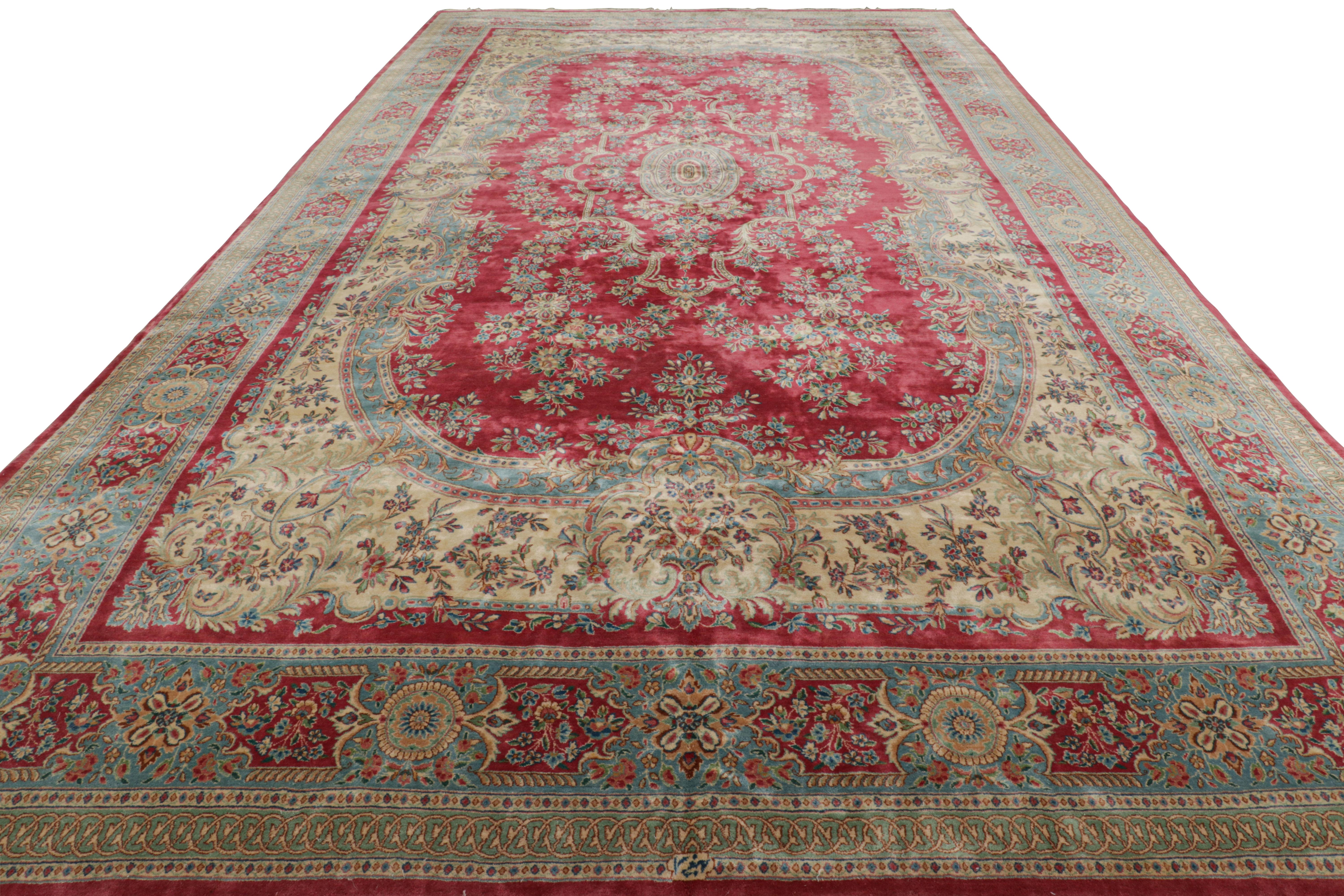 Tappeto antico sovradimensionato Kerman Lavar in rosso con medaglione floreale In condizioni buone in vendita a Long Island City, NY