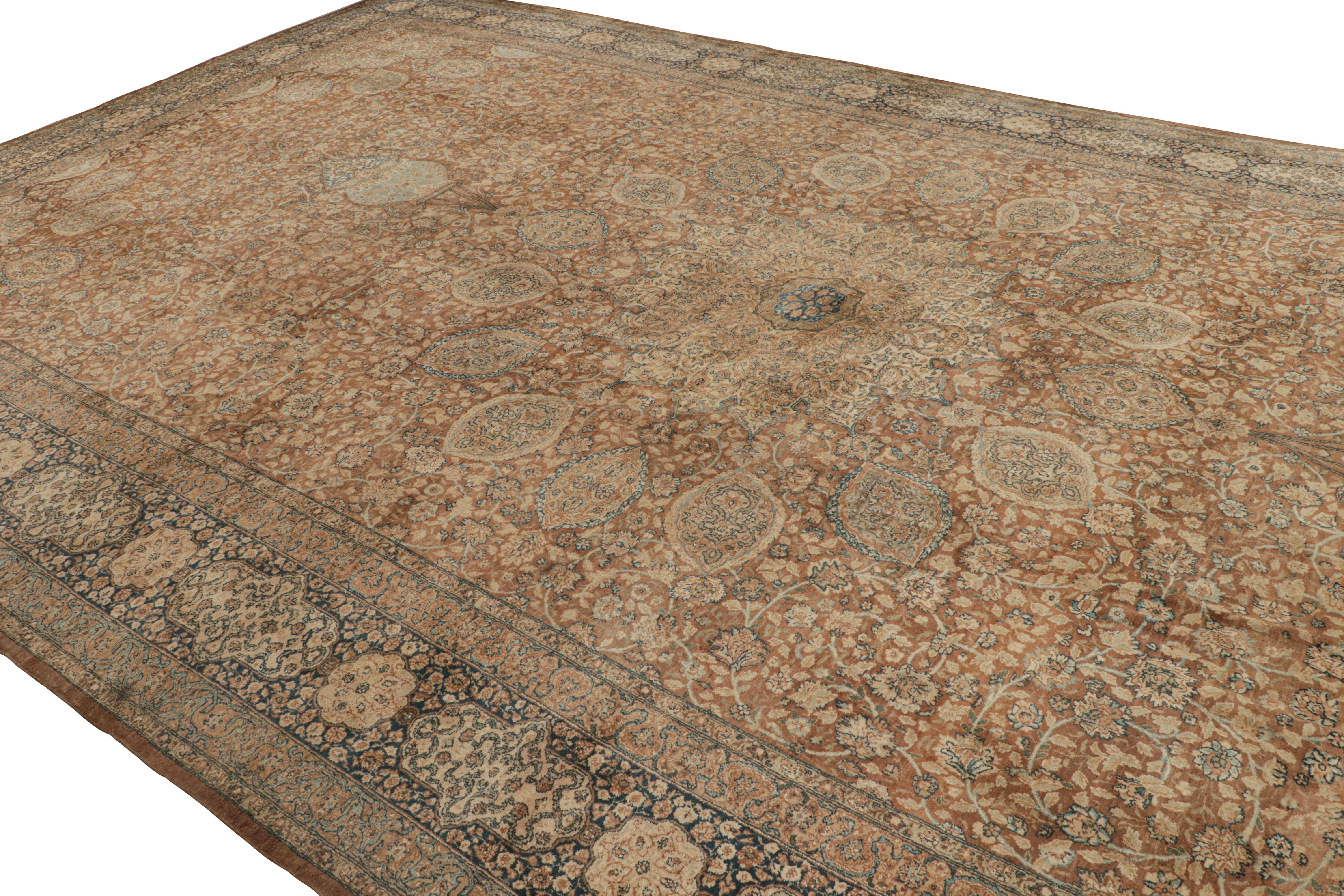 Noué à la main en laine, un ancien tapis persan Kerman 13x24 vers 1920-1930 - le dernier à rejoindre la sélection d'antiquités de Rug & Kilim.

Sur le Design/One

Dans cette pièce, de riches tons de brun ambré, de beige et de bleu soulignent un