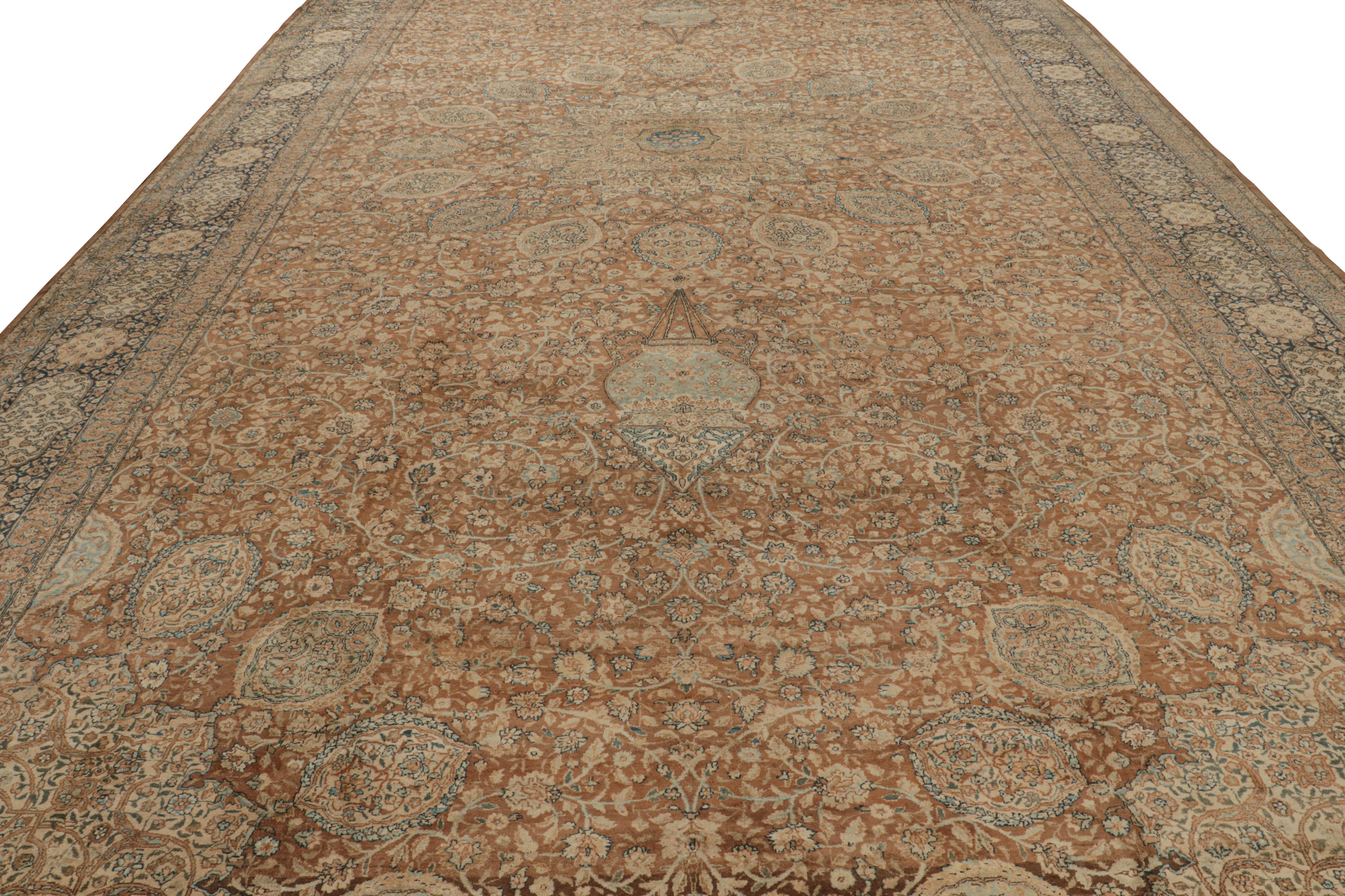 Perse Tapis persan Kerman surdimensionné avec médaillons floraux, de Rug & Kilim en vente