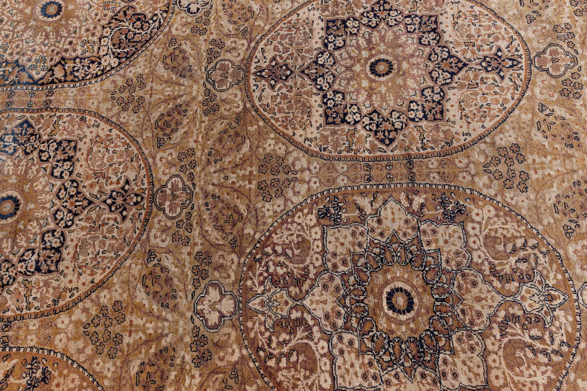 Tapis persan Kirman surdimensionné.
Taille : 426 × 685 cm (14'0
