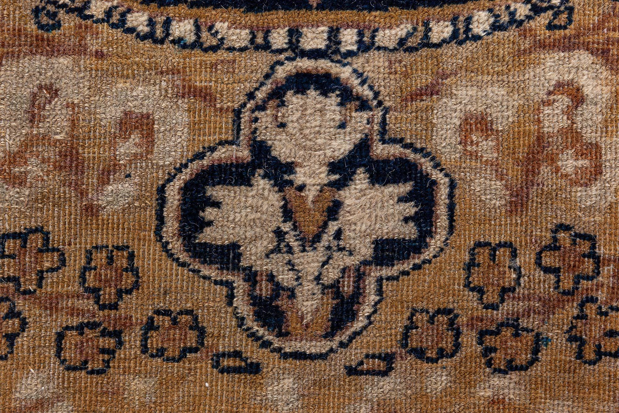 Tissé à la main Tapis Kirman persan ancien surdimensionné Doris Leslie Blau en vente