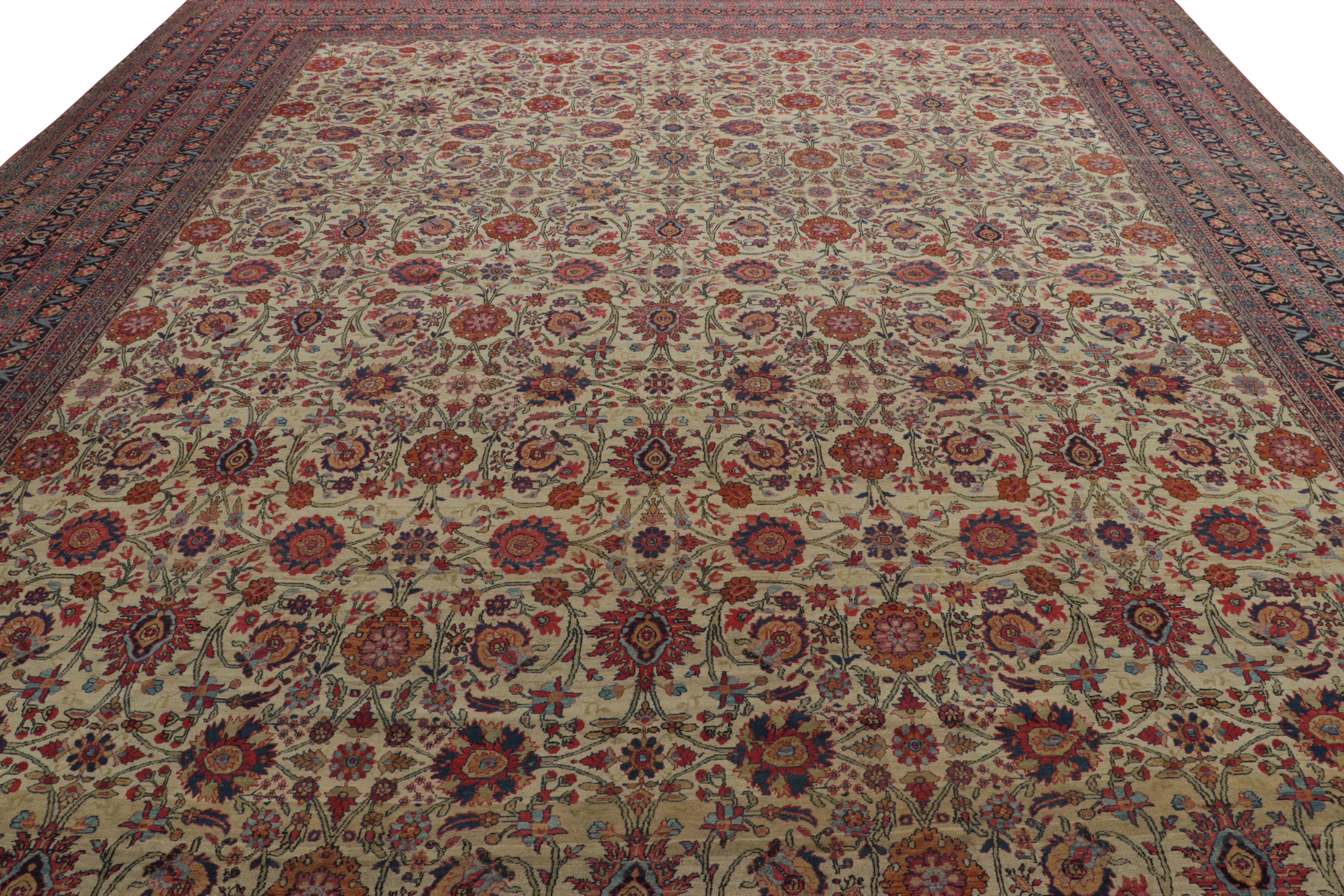 Dieser antike Sarouk-Teppich im Format 14x17 mit komplizierten Blumenmustern, handgeknüpft aus Wolle, stammt aus der Zeit um 1900-1920 und ist ein Meisterwerk einer der begehrtesten Knüpftraditionen persischer Stadtteppiche.

Über das Design: 

Das