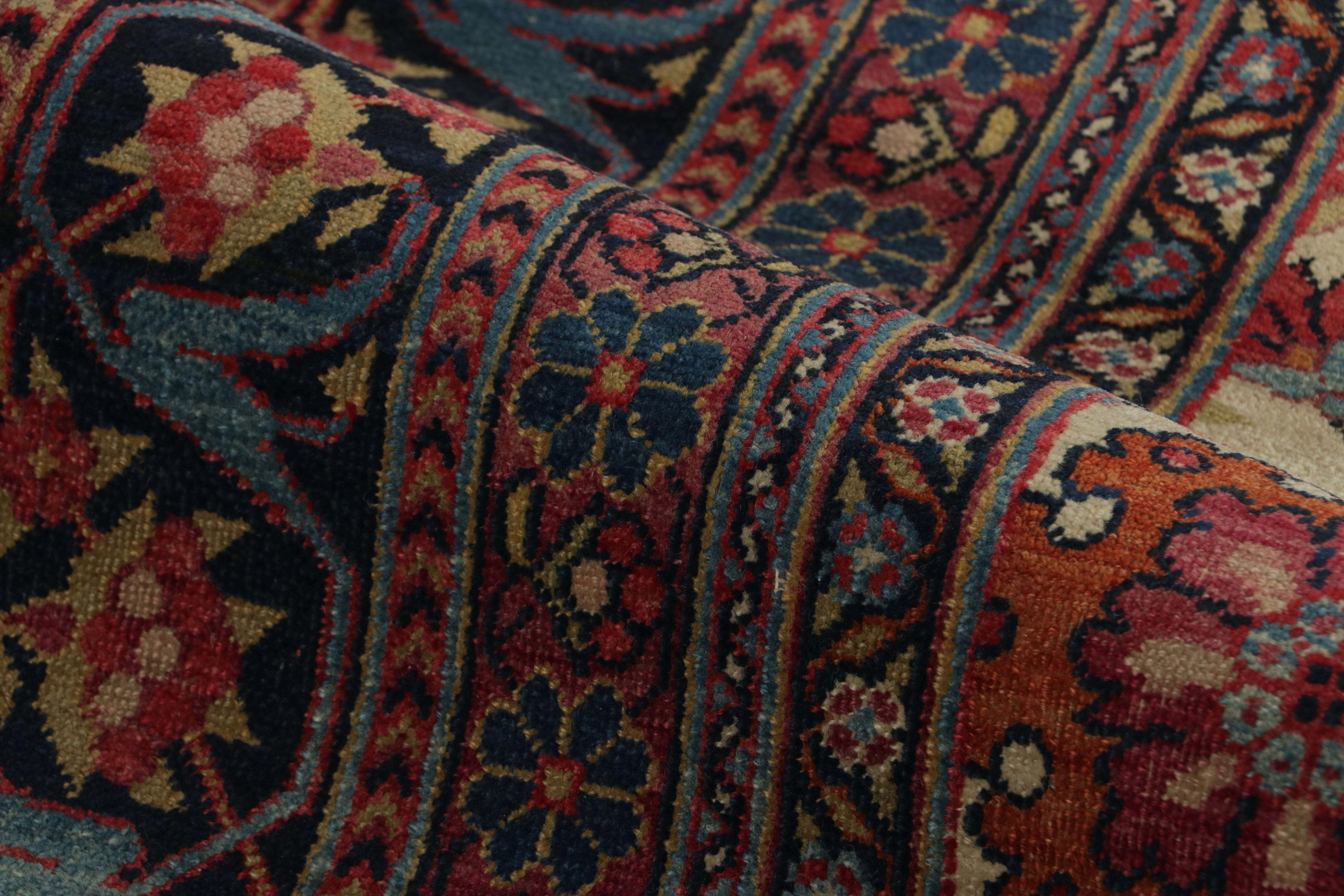 Übergroßer antiker persischer Sarouk Teppich in Beige mit floralen Mustern - Rug & Kilim im Zustand „Gut“ im Angebot in Long Island City, NY