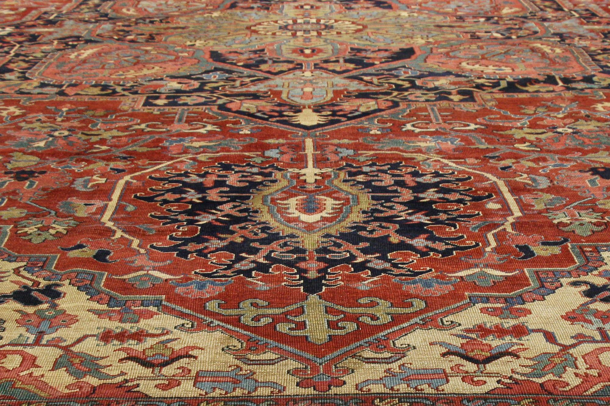 Noué à la main Tapis persan Serapi ancien surdimensionné de style moderne, tapis de style hôtelier en vente