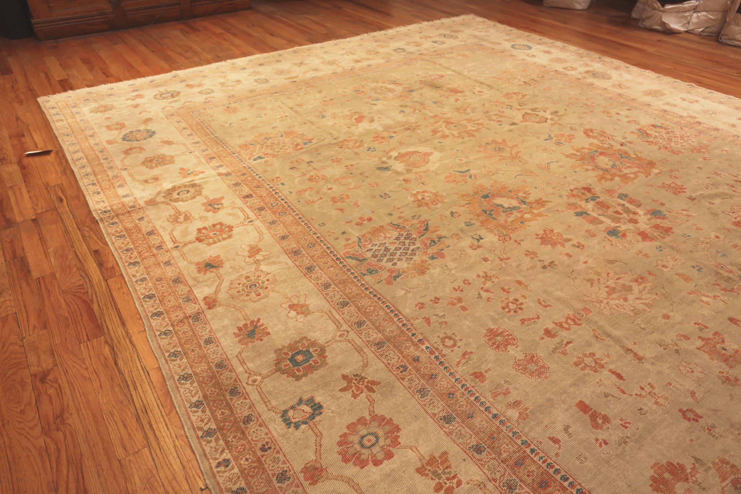 Übergroßer antiker persischer Sultanabad-Teppich, Herkunftsland: Persische Teppiche, CIRCA Datum 1880. Größe: 13 ft 10 in x 22 ft 8 in (4,22 m x 6,91 m)
 