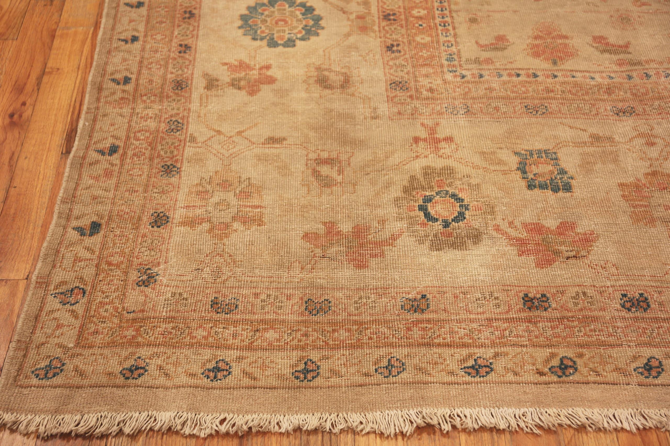 Antiker persischer Sultanabad-Teppich aus Sultanabad. 13 ft 10 in x 22 ft 8 in  im Zustand „Gut“ im Angebot in New York, NY