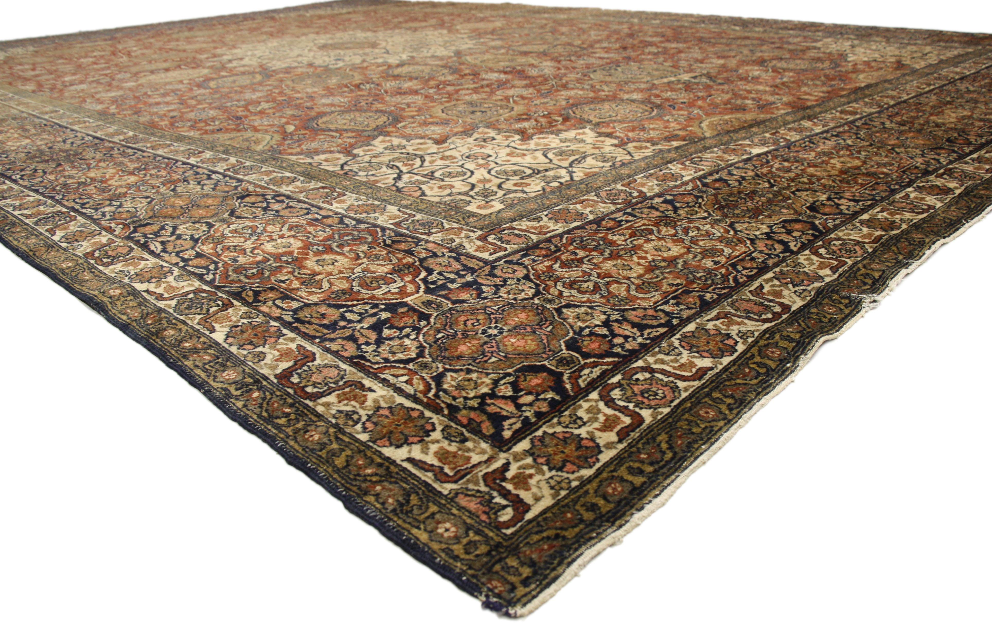 77178 Alfombra persa antigua Tabriz de finales del siglo XIX, 14'07 x 21'07. Tejida con reverencia por una época dorada del arte persa, esta antigua alfombra de Tabriz de lana anudada a mano de finales del siglo XIX evoca la grandeza de la