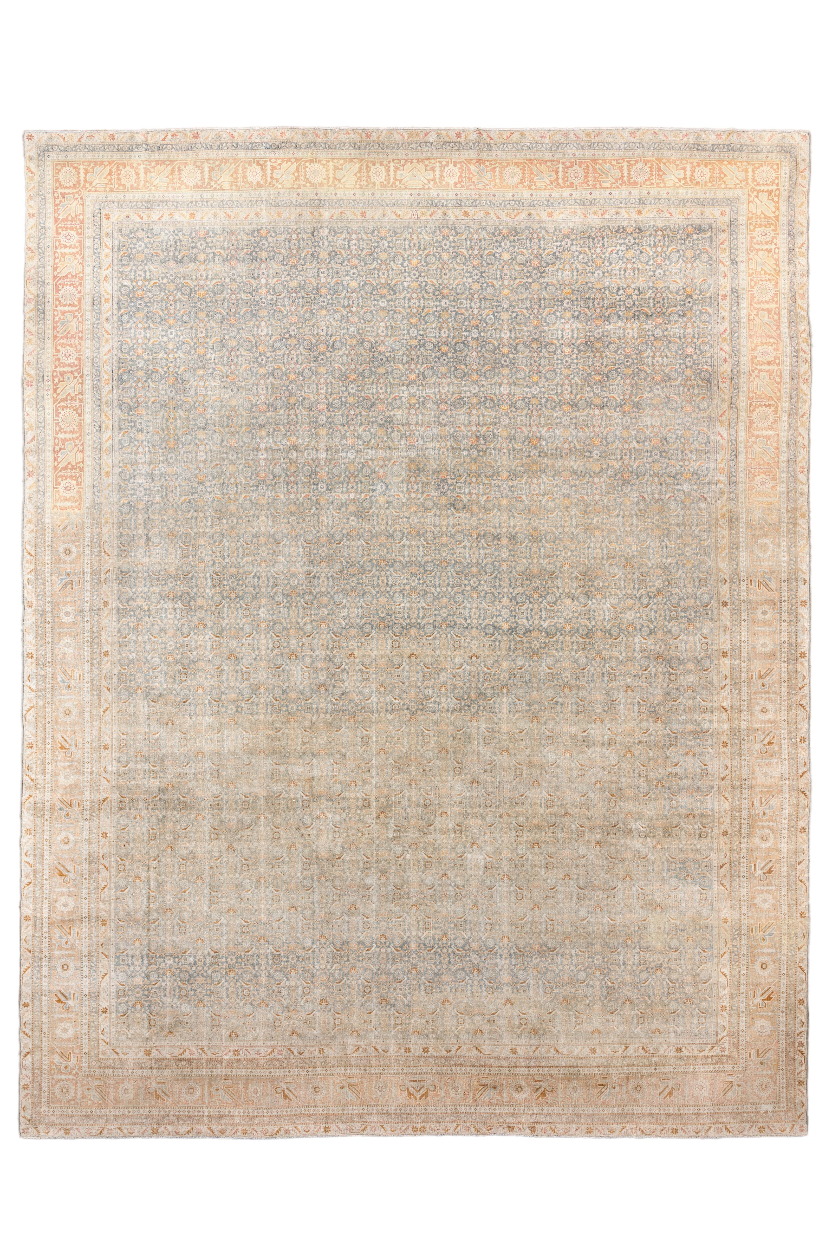 Ein außergewöhnlicher antiker Täbriz-Teppich in Übergröße, handgeknüpft in Nordwest-Persien um 1920. Dieses elegante Stück zeichnet sich durch ein allover Herati (Fisch)-Muster in einer raffinierten Mischung aus sanften Puderblau-, Sand-, Elfenbein-
