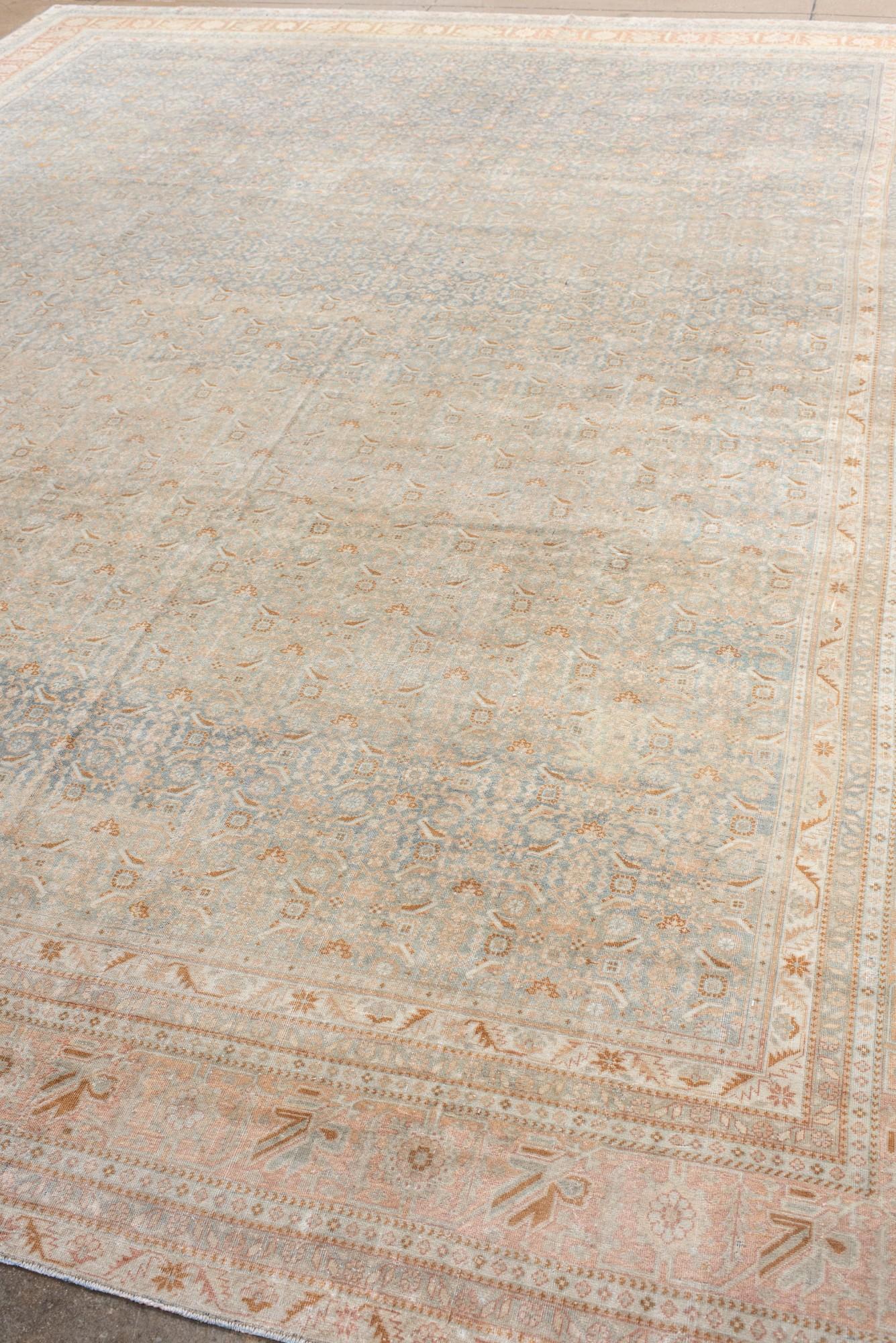 Übergroßer antiker persischer Täbriz-Teppich in weichen Neutraltönen (Persisch) im Angebot