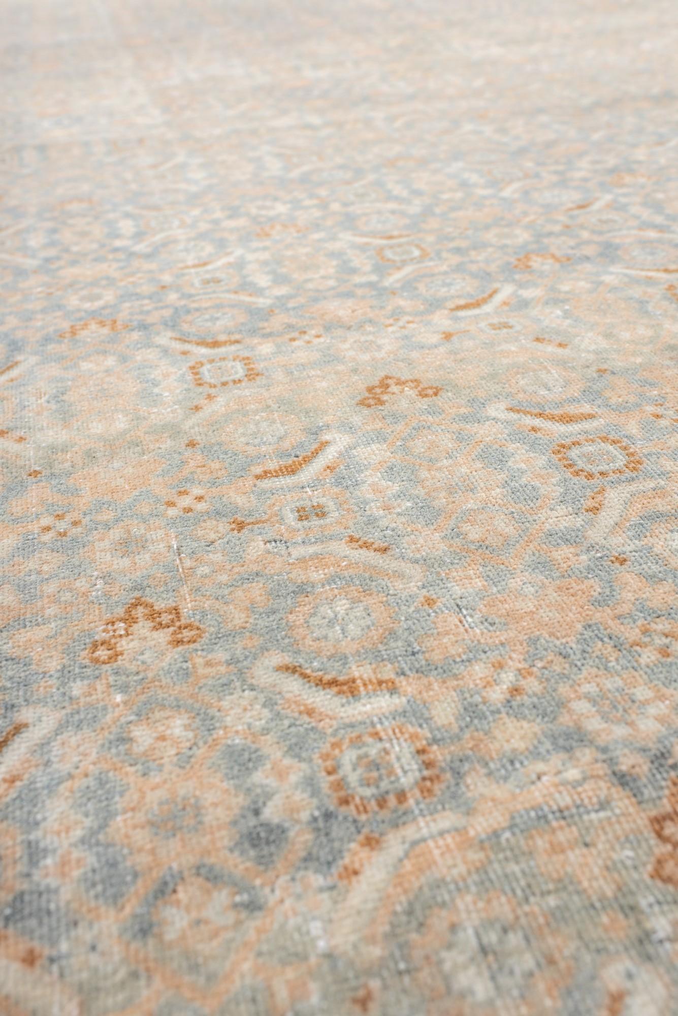 Übergroßer antiker persischer Täbriz-Teppich in weichen Neutraltönen im Zustand „Gut“ im Angebot in New York, NY