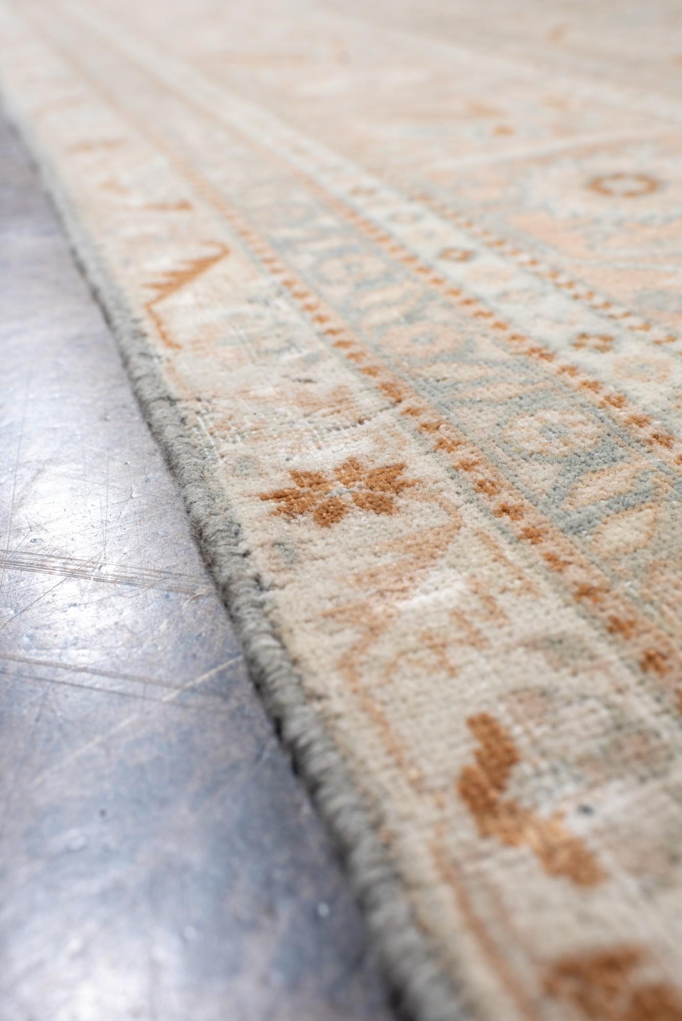 Übergroßer antiker persischer Täbriz-Teppich in weichen Neutraltönen (Wolle) im Angebot