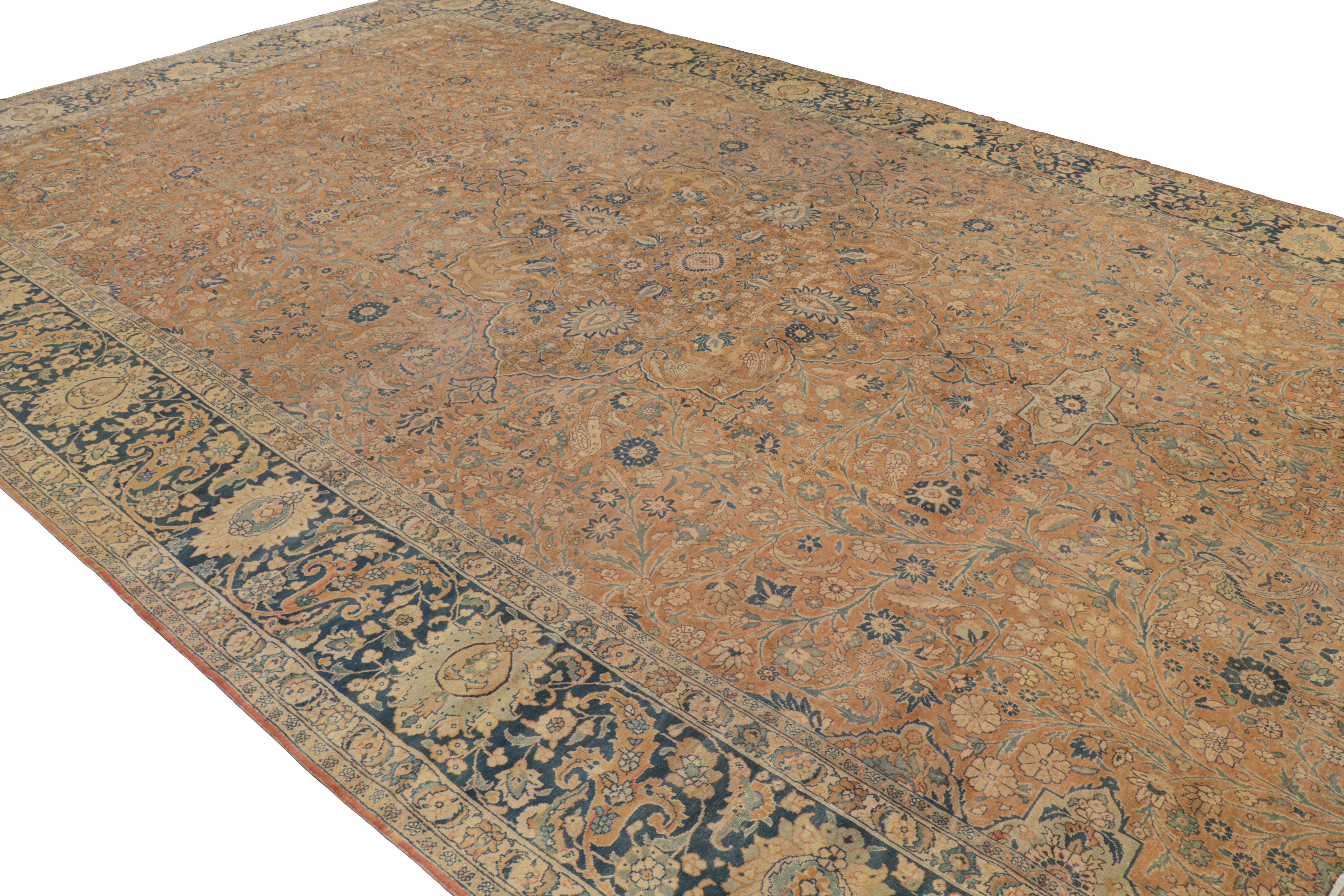 Noué à la main en laine, un ancien tapis persan Tabriz 12x21 circa 1920-1930 - le dernier à rejoindre les sélections antiques de Rug & Kilim.

Sur le Design :

Tabriz est réputée pour ses tapis denses, et en particulier pour ses magnifiques tapis de