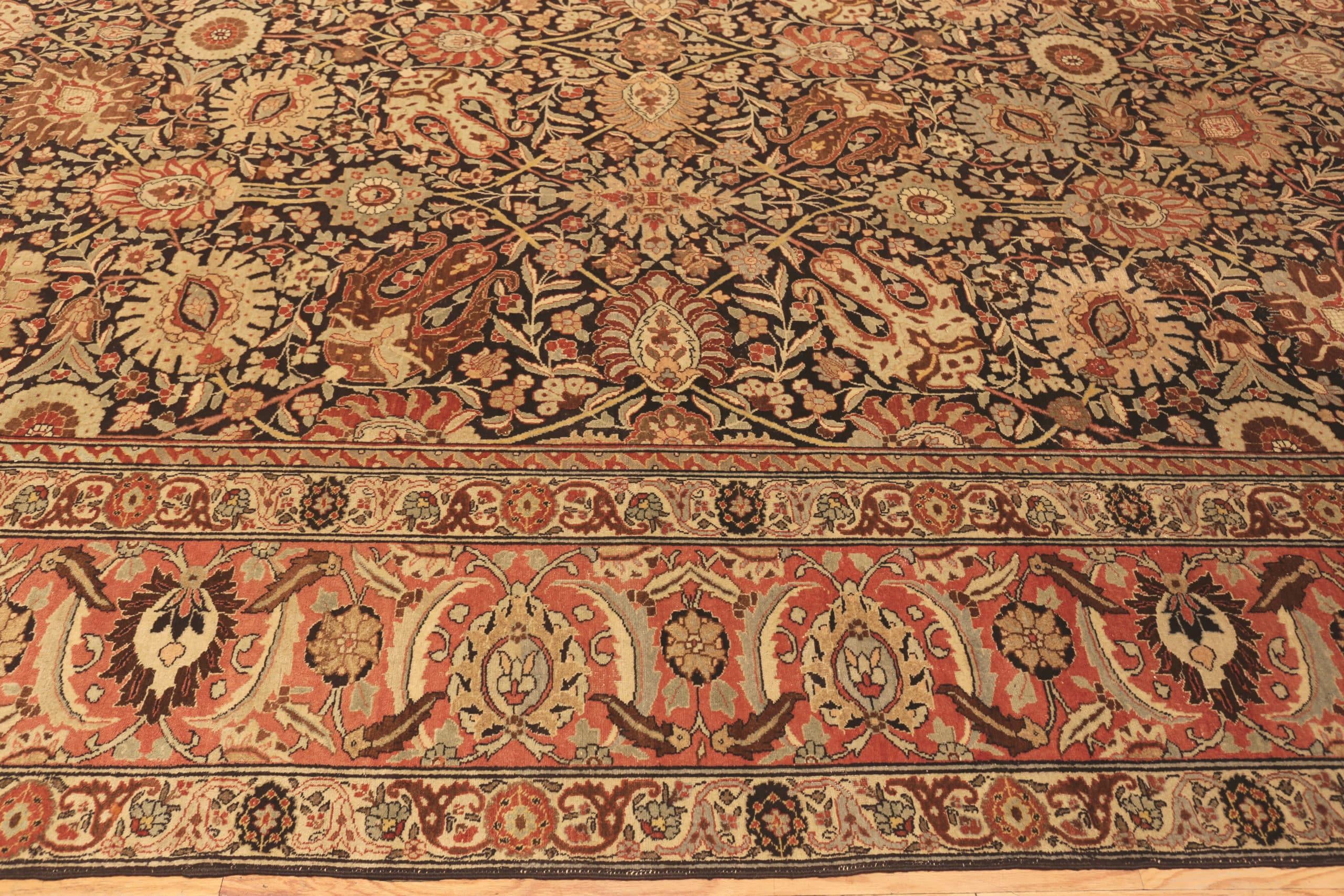 Tapis ancien surdimensionné à motifs de vases de Tabriz, pays d'origine : Perse, Circa date : 1900. Taille : 12 ft 9 in x 20 ft 3 in (3,89 m x 6,17 m)

