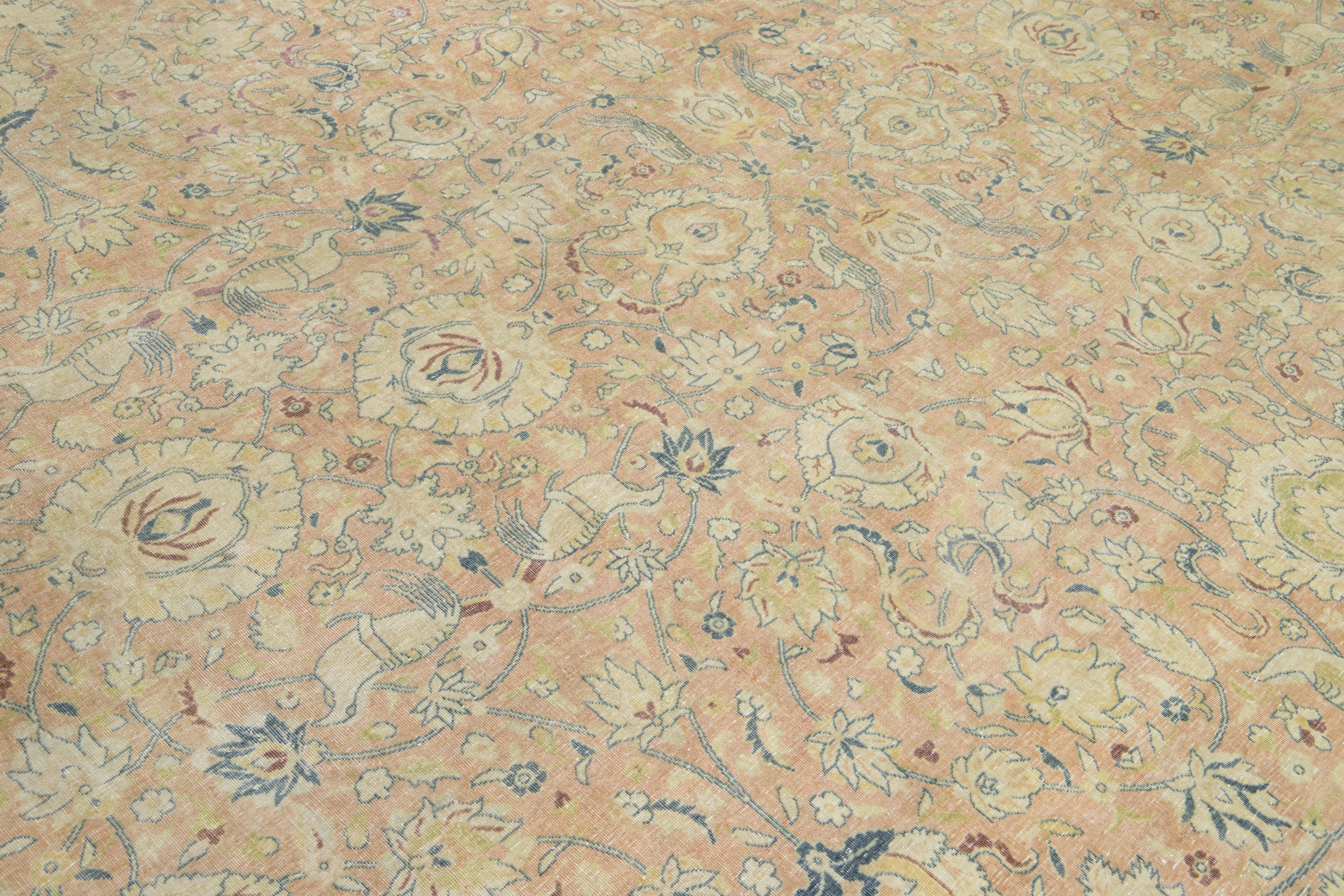 Oversize  Antico tappeto persiano in lana Tabriz in tan e verde con disegno floreale in vendita 3