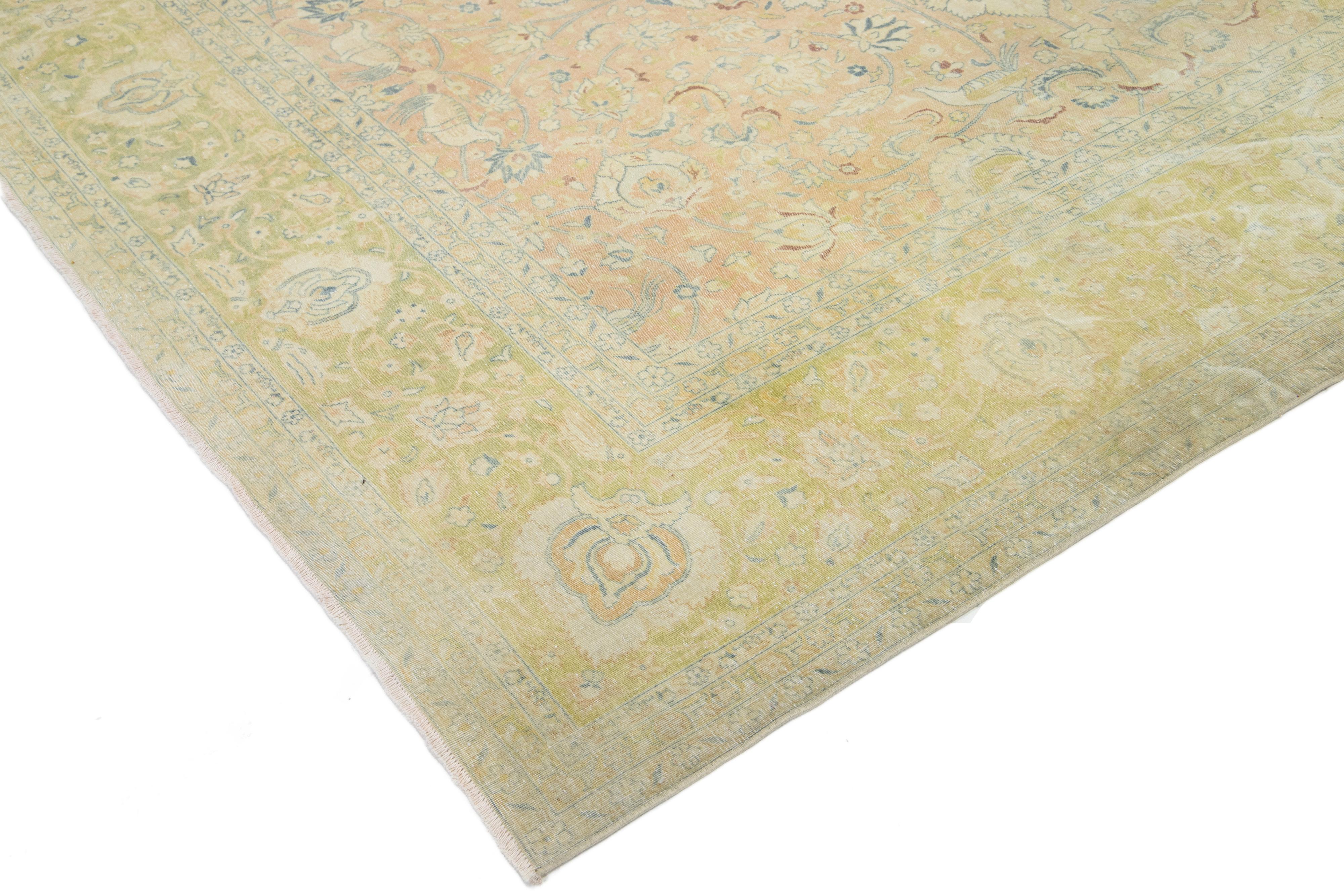 Oversize  Antico tappeto persiano in lana Tabriz in tan e verde con disegno floreale in vendita 4