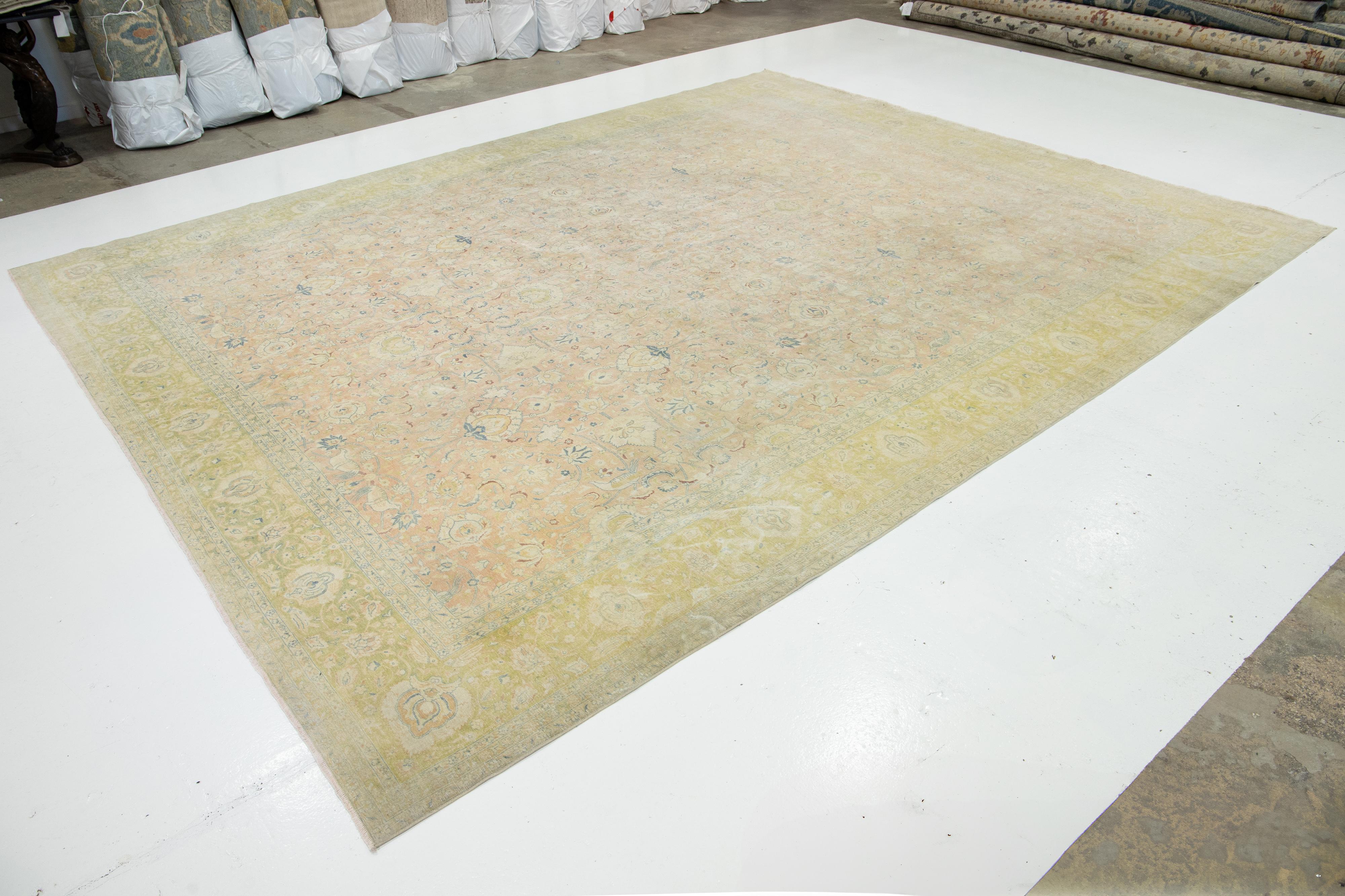 Persiano Oversize  Antico tappeto persiano in lana Tabriz in tan e verde con disegno floreale in vendita