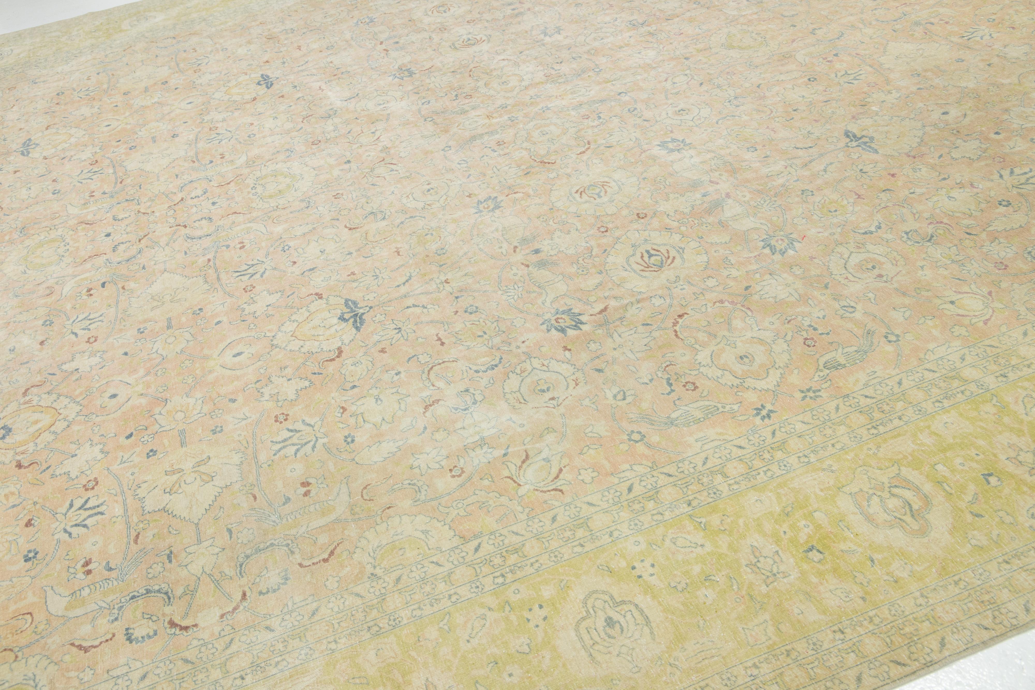 Annodato a mano Oversize  Antico tappeto persiano in lana Tabriz in tan e verde con disegno floreale in vendita
