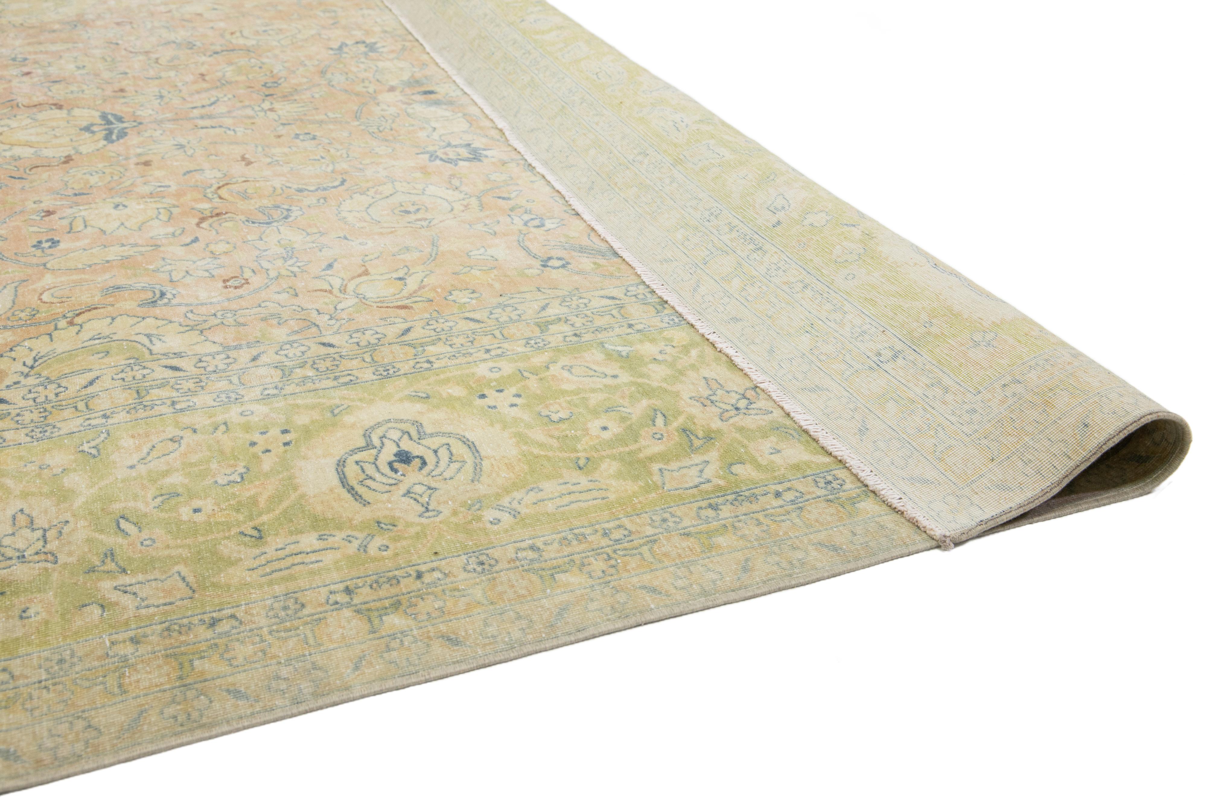 Oversize  Antico tappeto persiano in lana Tabriz in tan e verde con disegno floreale In condizioni buone in vendita a Norwalk, CT