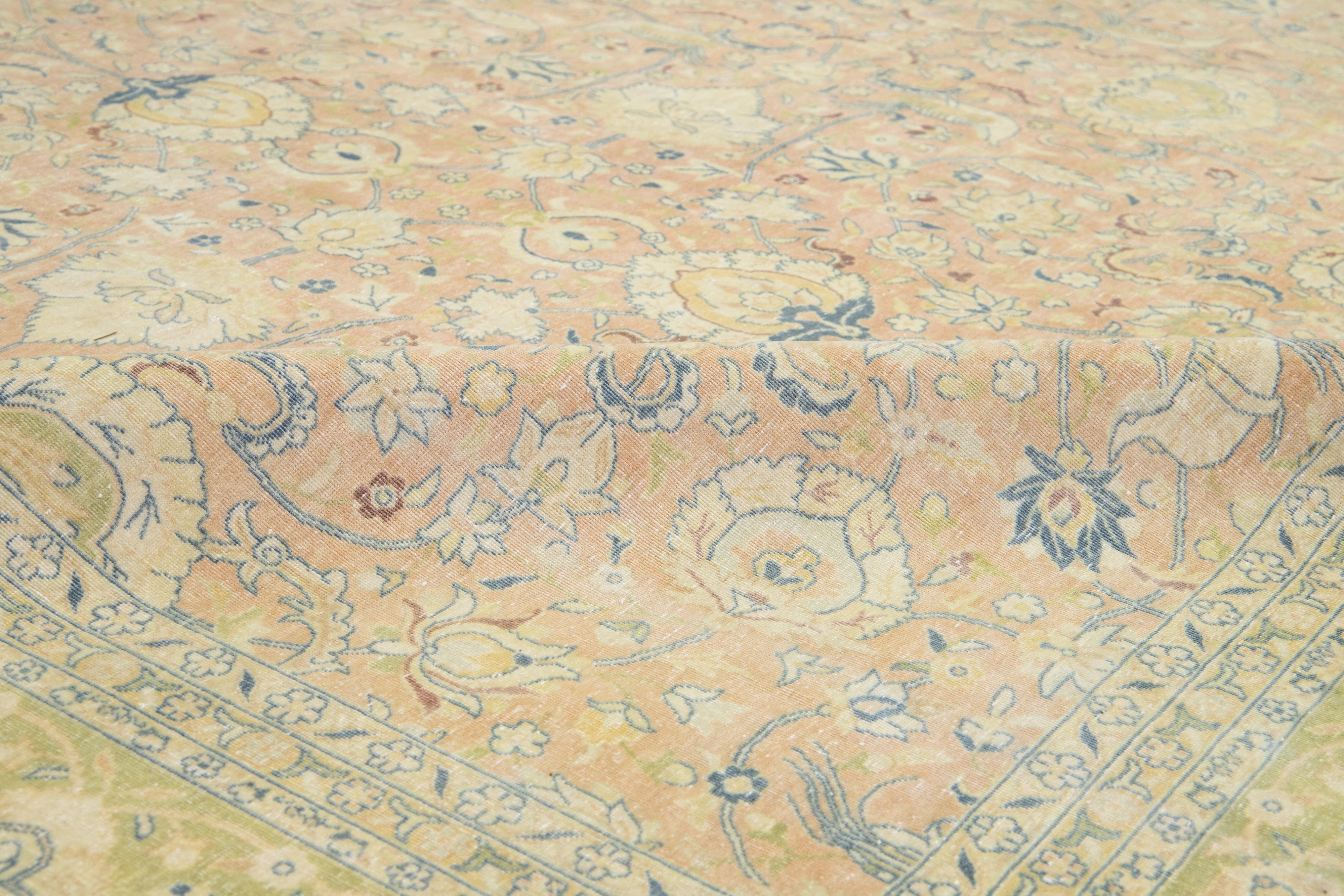 Inizio XX secolo Oversize  Antico tappeto persiano in lana Tabriz in tan e verde con disegno floreale in vendita