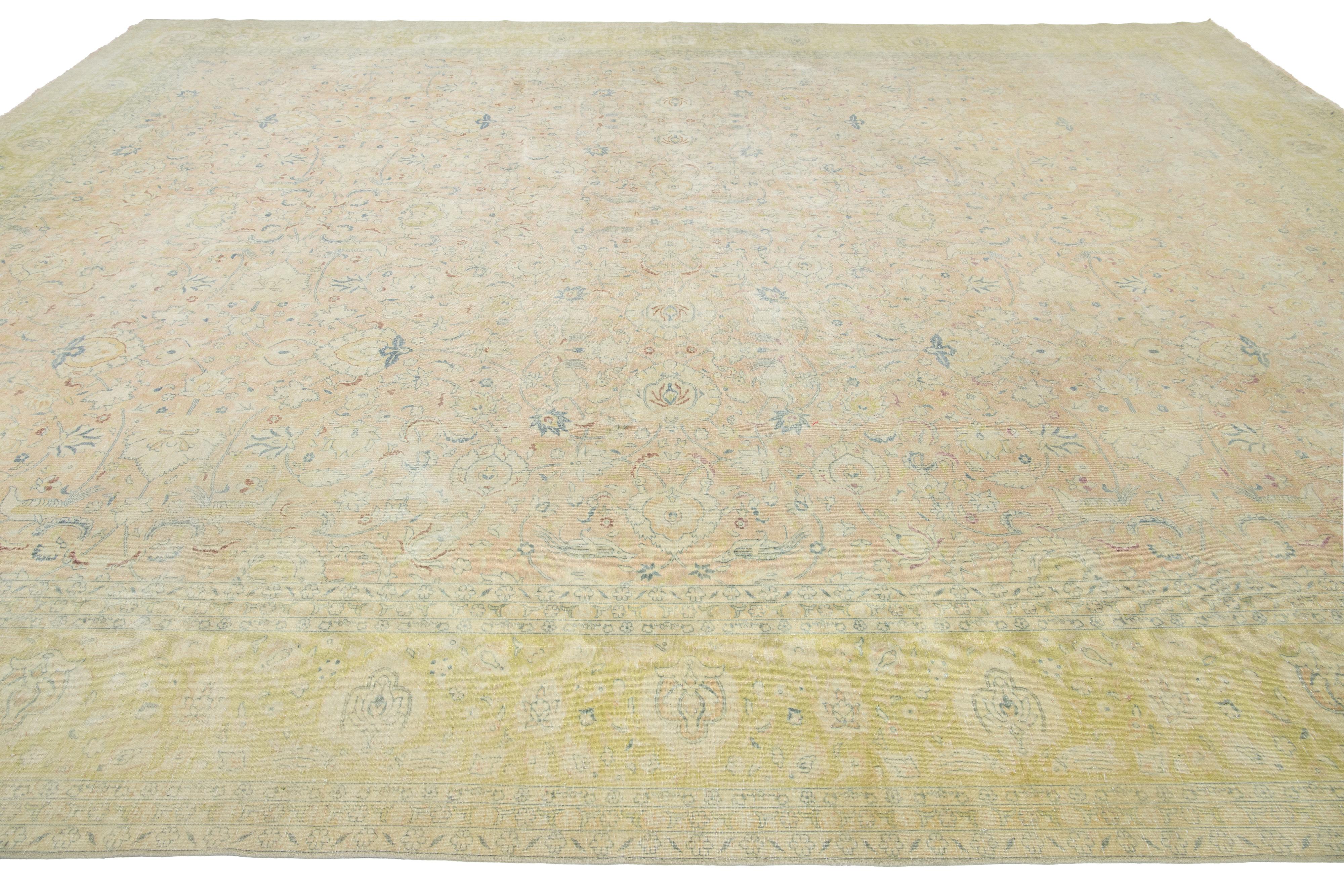 Lana Oversize  Antico tappeto persiano in lana Tabriz in tan e verde con disegno floreale in vendita