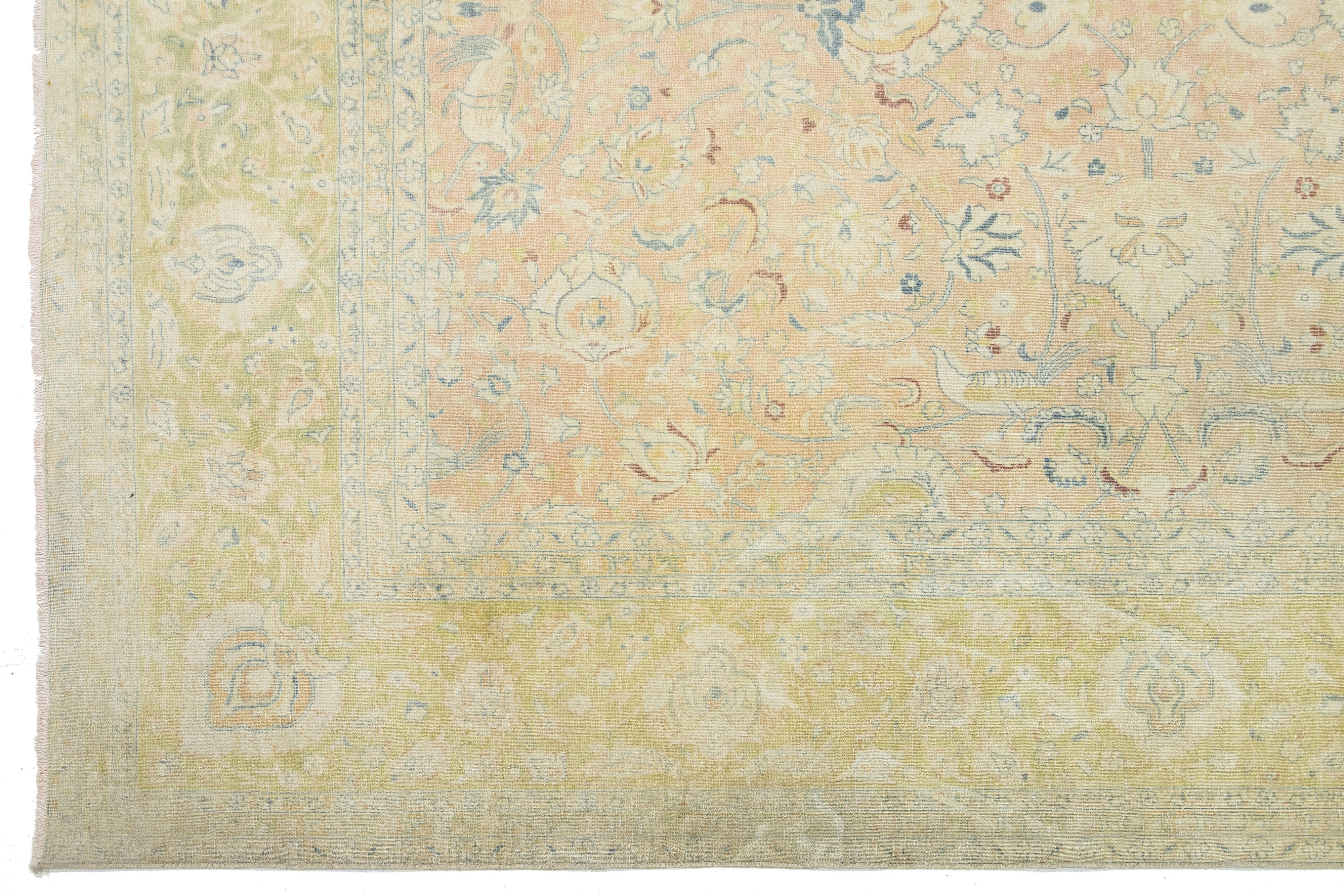 Oversize  Antico tappeto persiano in lana Tabriz in tan e verde con disegno floreale in vendita 1