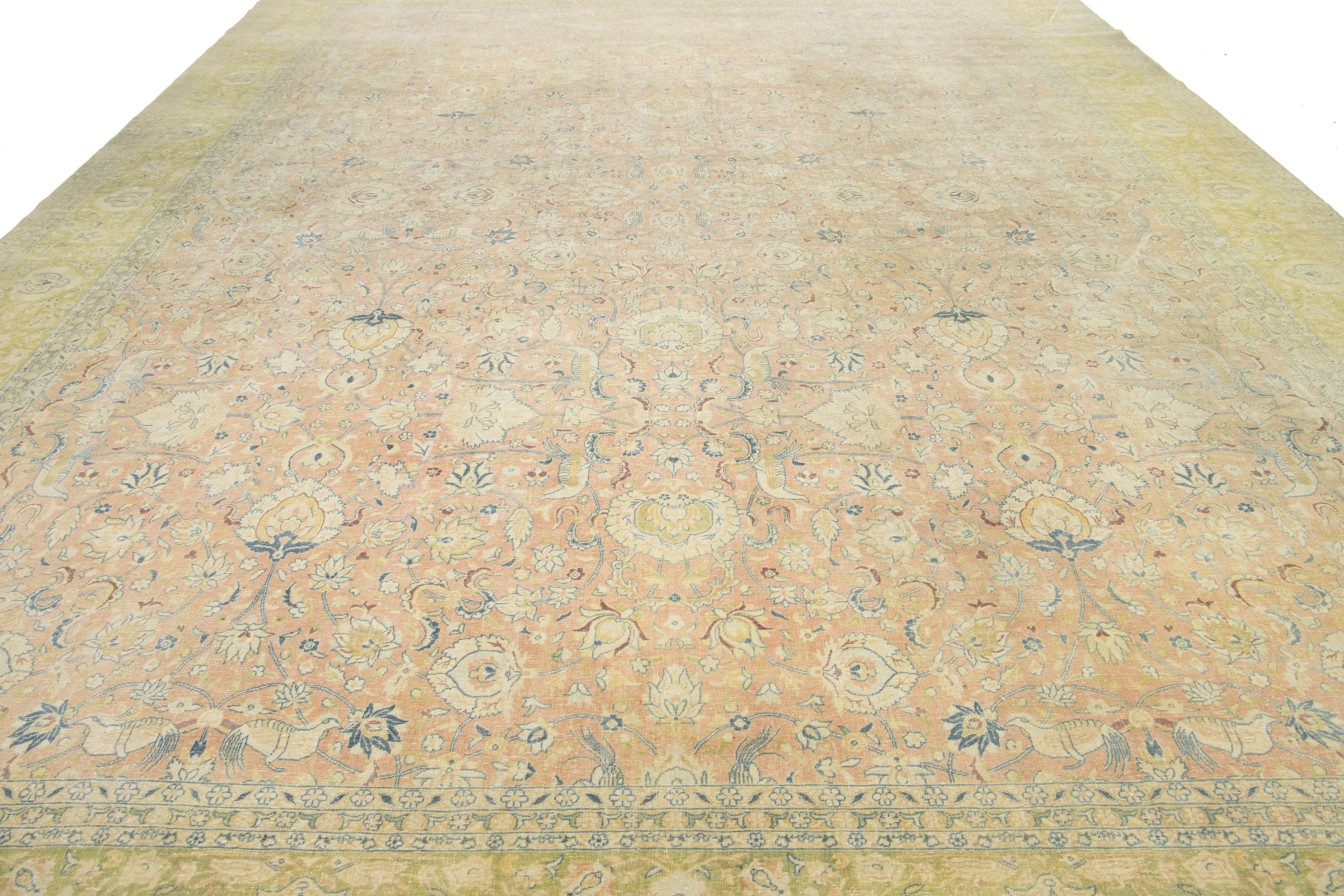 Oversize  Antico tappeto persiano in lana Tabriz in tan e verde con disegno floreale in vendita 2