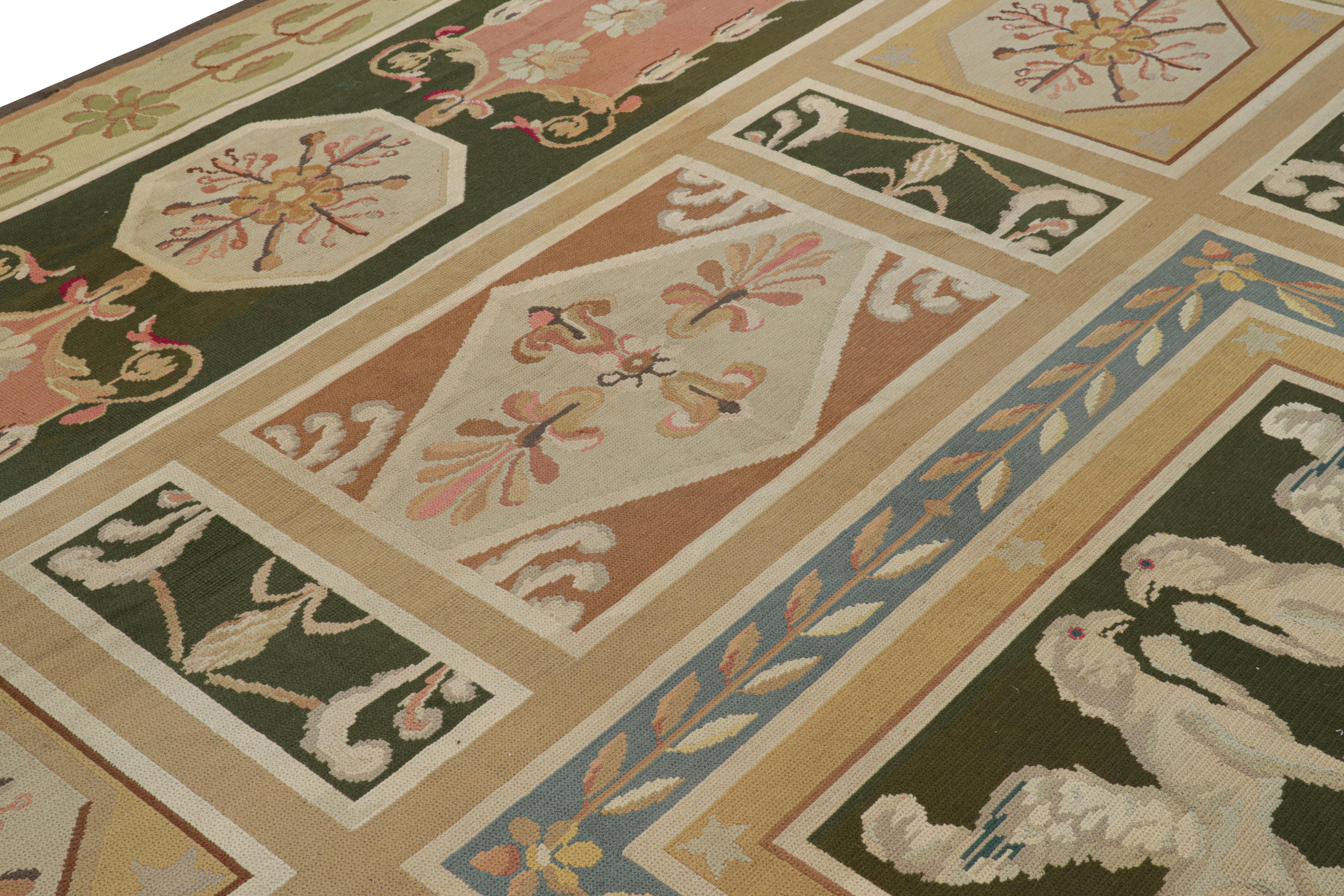 Fabriqué à la main en laine, ce tapis à l'aiguille portugais antique de 12 x 17 est une nouvelle pièce rare et surdimensionnée de la collection de tapis européens de Rug & Kilim, dont on pense qu'elle date du début du 20e siècle. 

Sur le Design :
