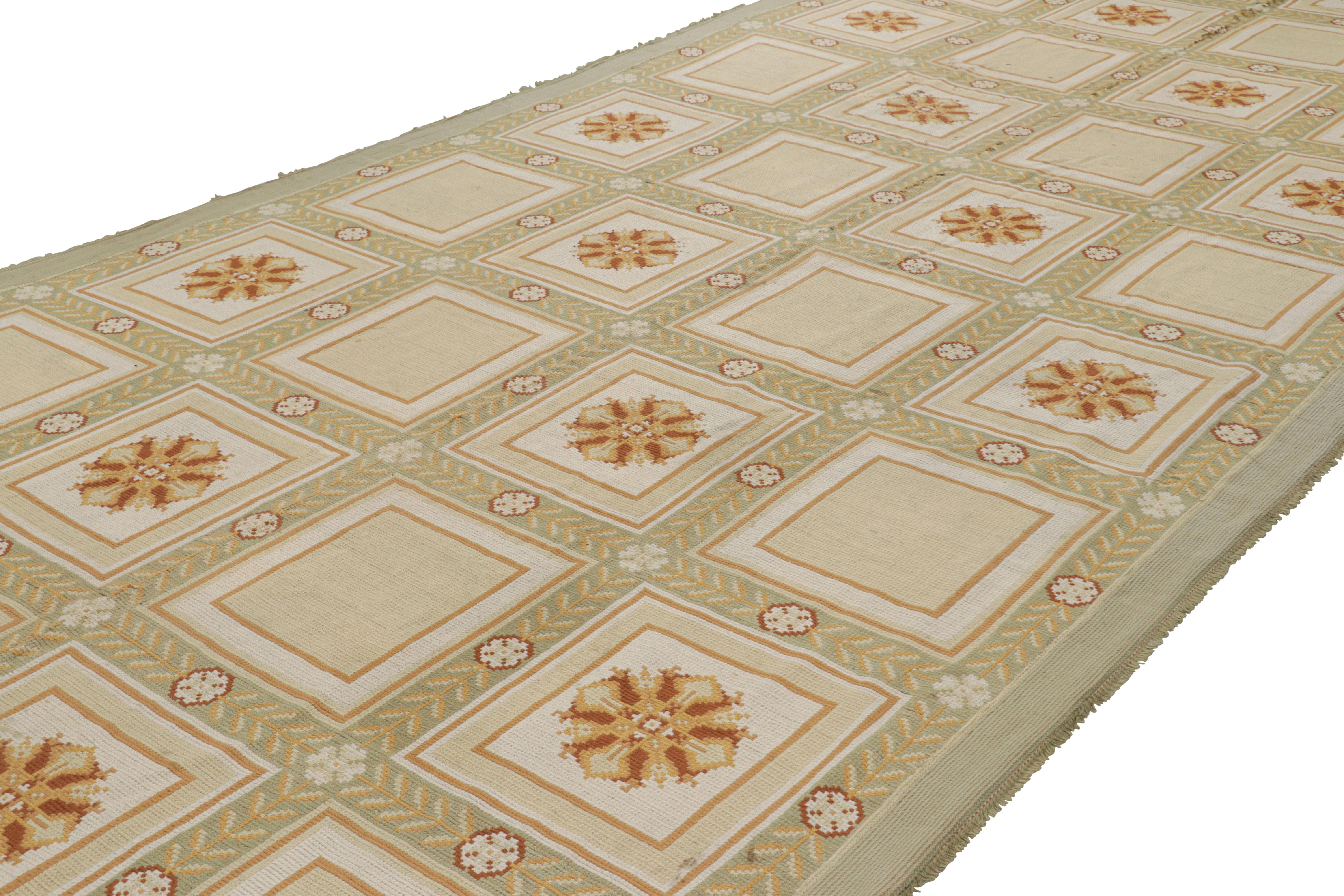 Hecho a mano en lana y originario de Portugal, este antiguo punto de aguja de 9x26 es una nueva y emocionante colección de alfombras europeas de Rug & Kilim.

Sobre el diseño: 

Esta pieza disfruta de un popurrí de motivos geométricos y florales que