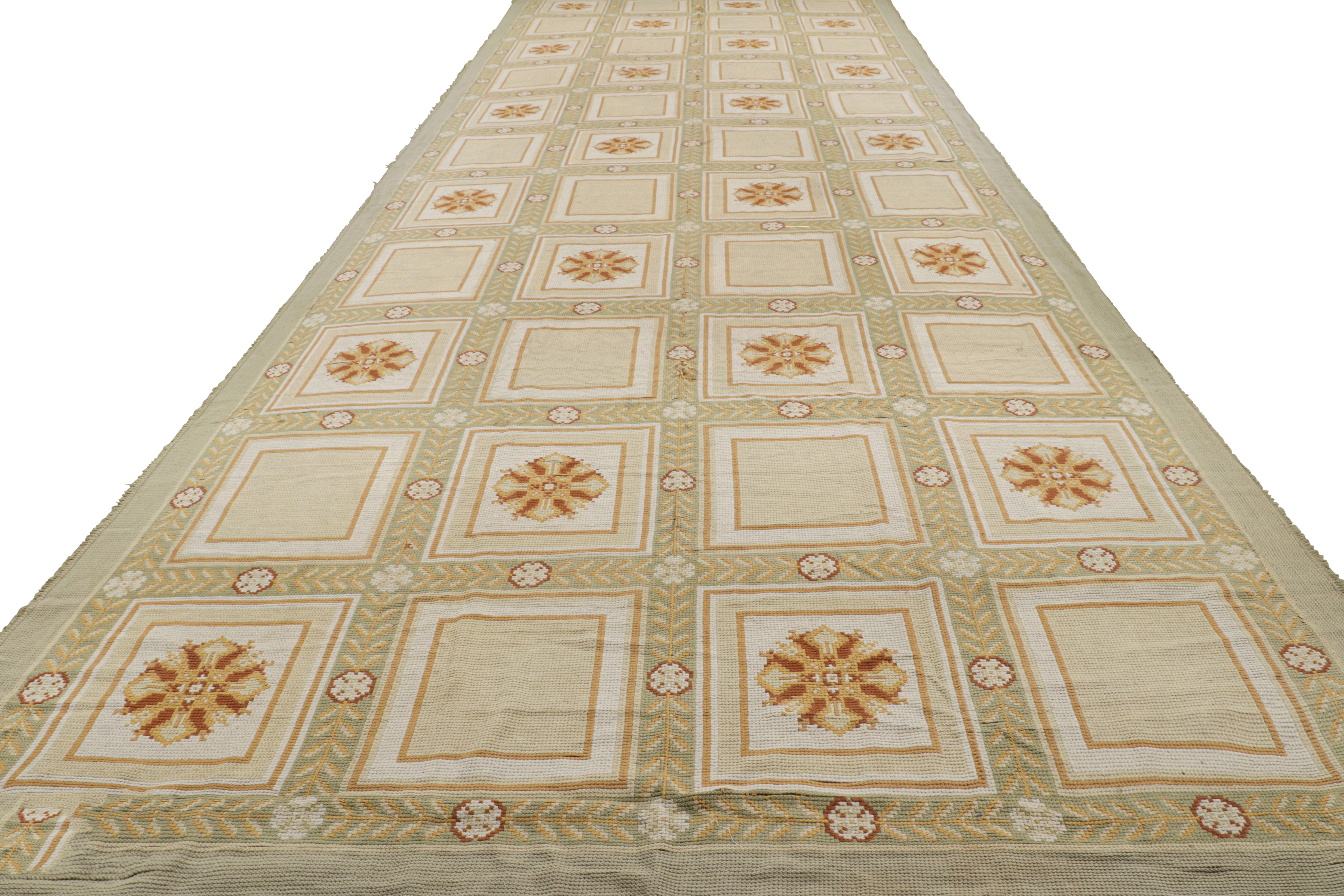 Alfombra portuguesa antigua de gran tamaño con motivos florales - Rug & Kilim Pintado a mano en venta