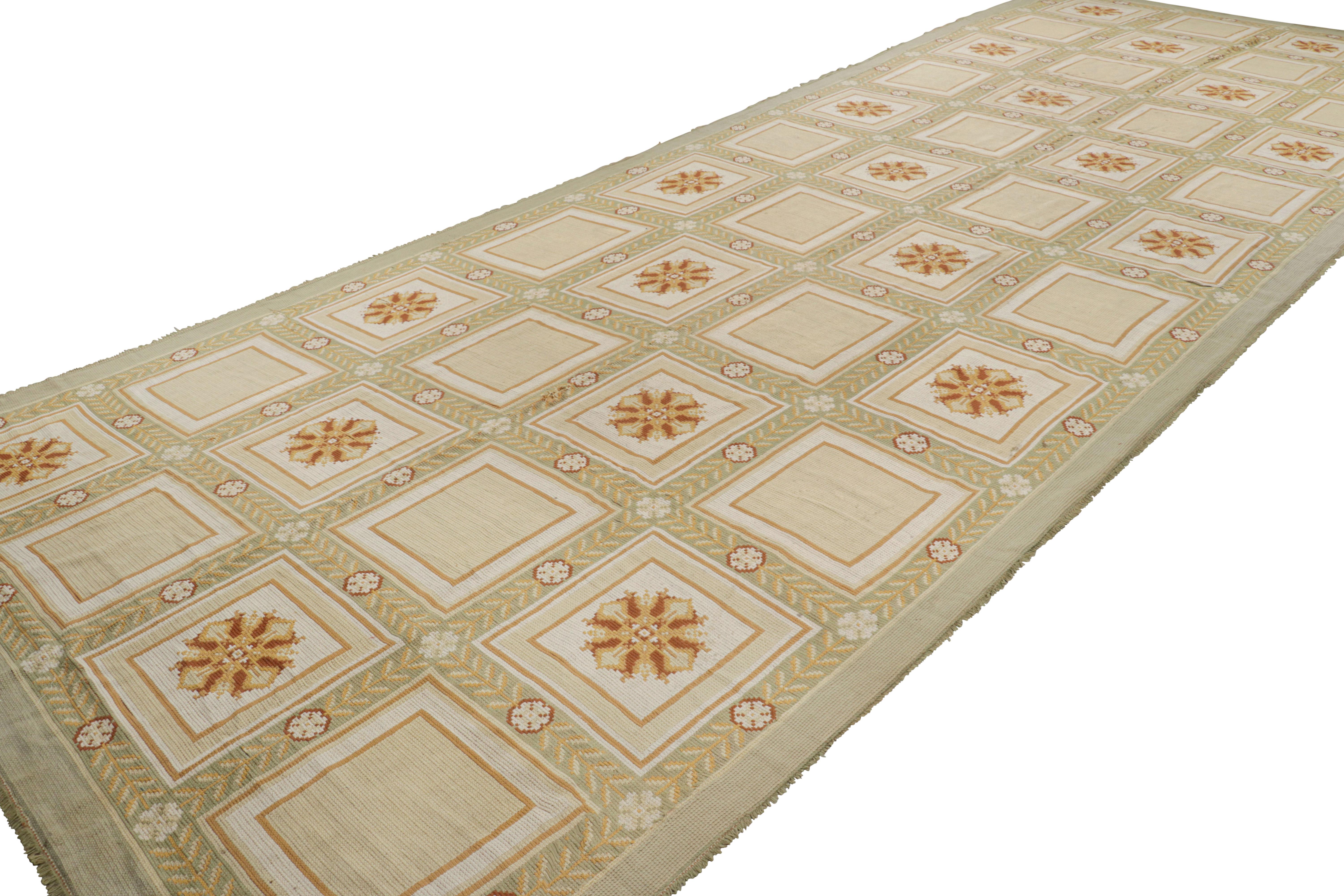 Alfombra portuguesa antigua de gran tamaño con motivos florales - Rug & Kilim en Bueno estado para la venta en Long Island City, NY