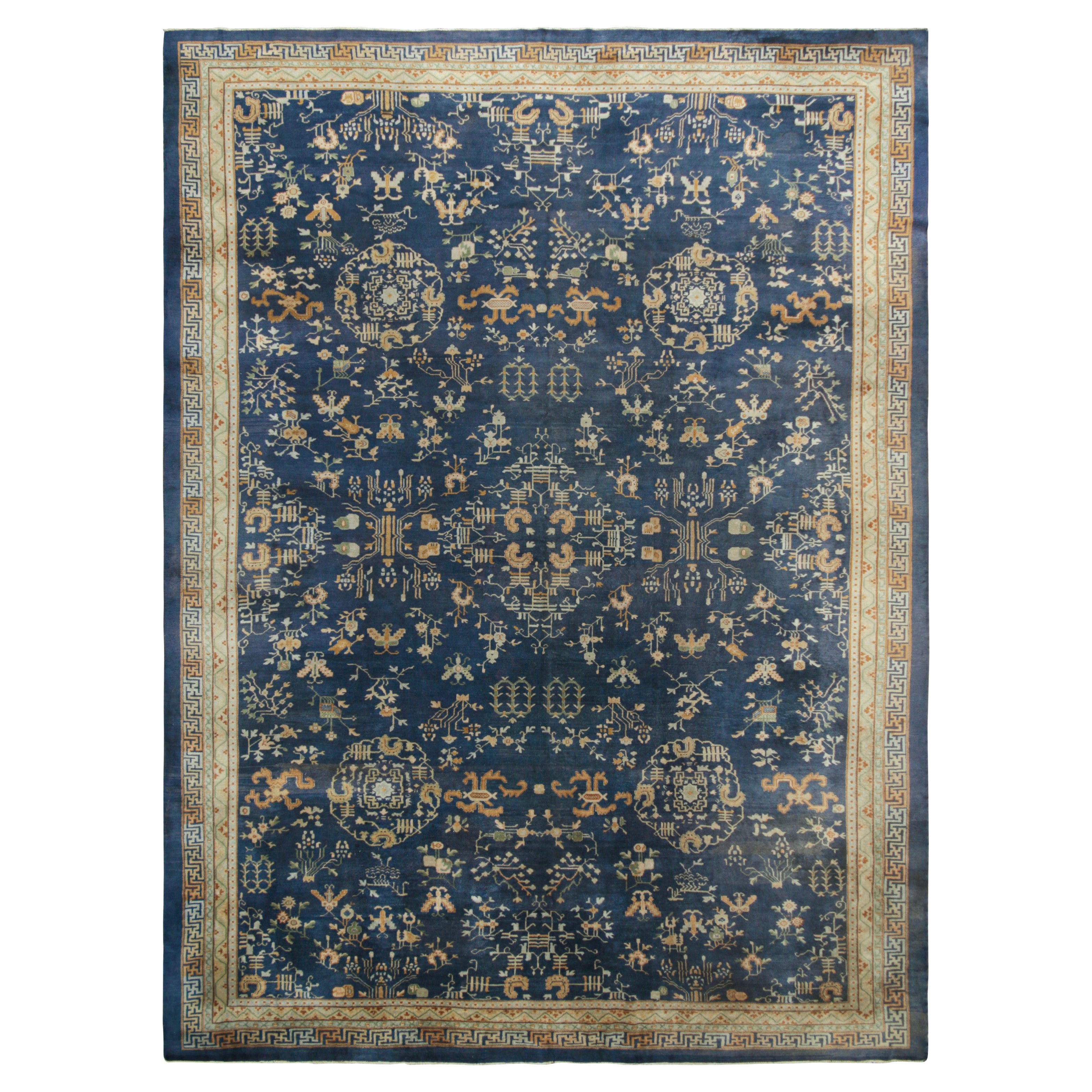 Tapis Samarkand ancien surdimensionné en bleu avec motifs floraux  Rug & Kilim
