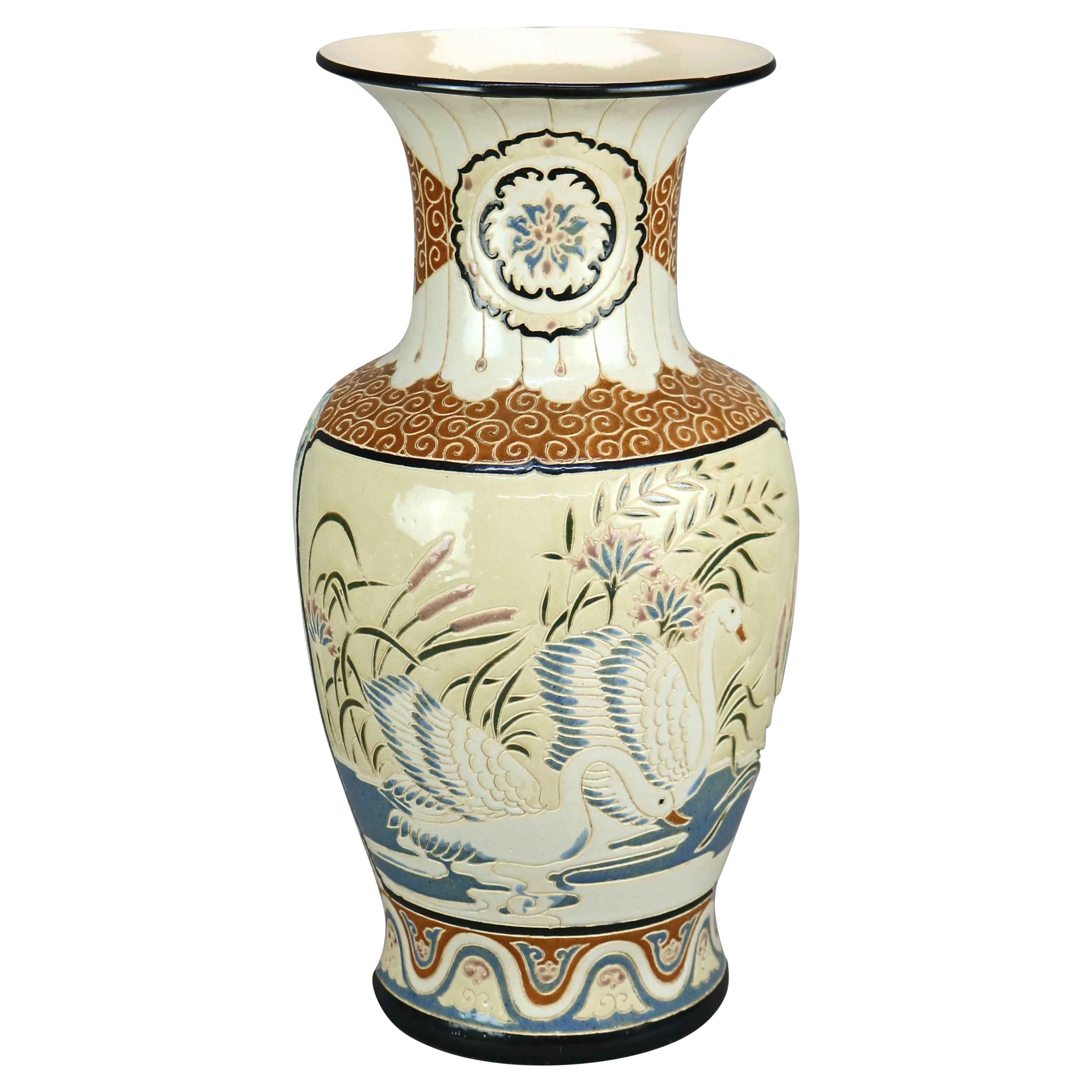 Vase cygne surdimensionné en poterie gravée de style Satsuma, vers 1920 en vente