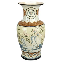 Vase cygne surdimensionné en poterie gravée de style Satsuma, vers 1920