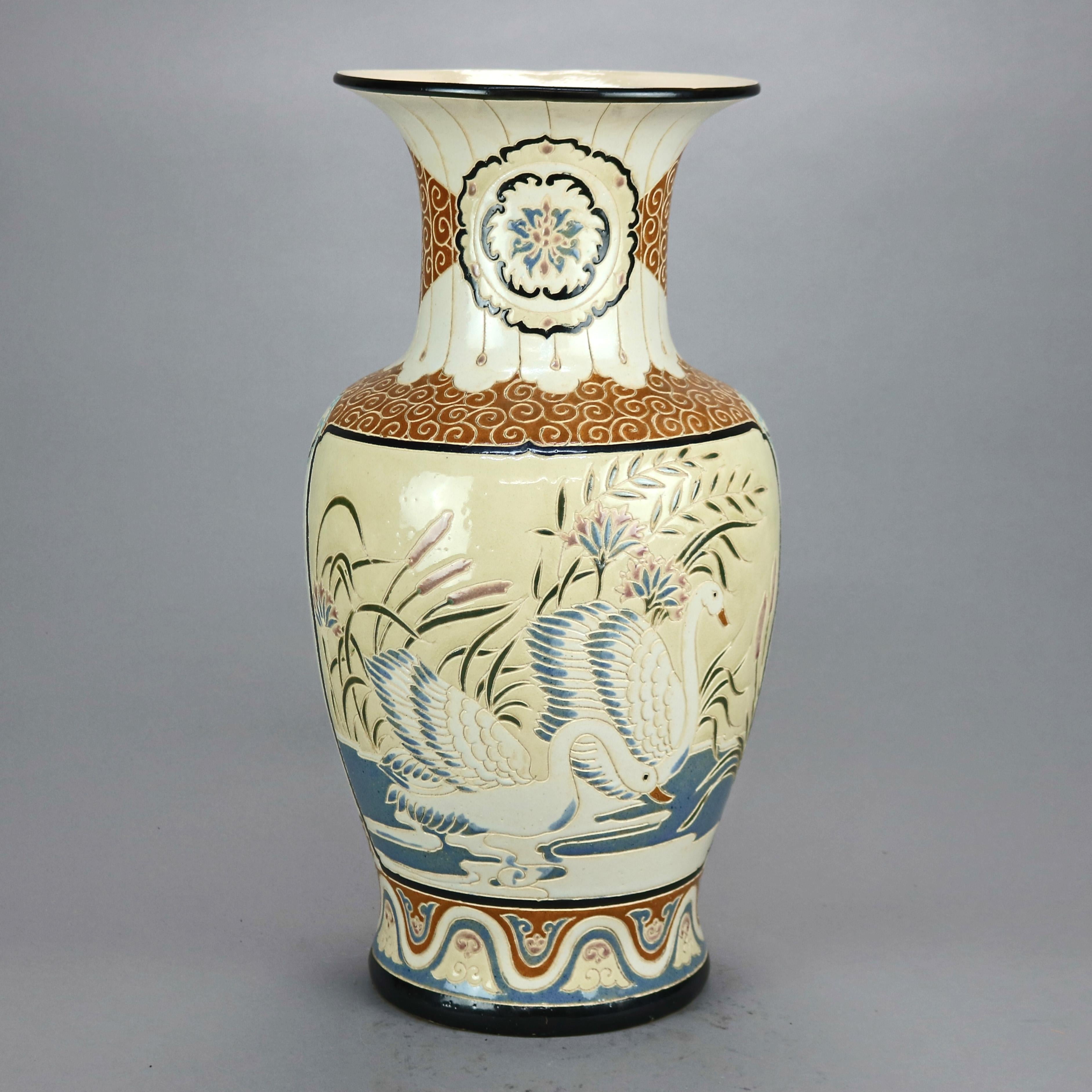 Übergroße antike Vase mit Schwanenmotiv aus gravierter Keramik im Satsuma-Stil, um 1920 (Asiatisch) im Angebot